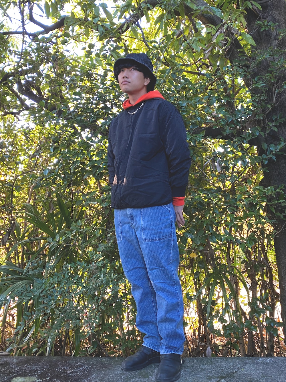 「古着MIX、古着、古着コーデ、こなれ感、オレンジ、チャンピオン、休日スタイル、オンリーワンStyle、怪しい、どこみてんの、今日のコーデ、寒い」｜「niko and...のアイテム（トップス、ブラック系）」を使った、MAKO【相互フォロー大歓迎】さん（メンズ・168cm）の秋コーディネートの1枚目の写真