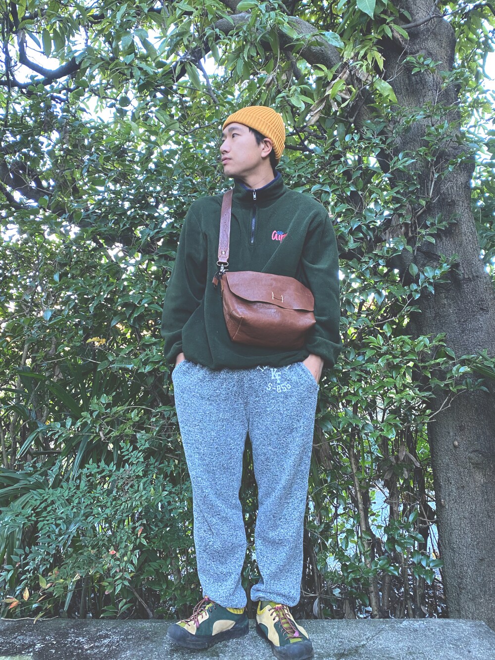 「スウェットパンツ、アウトドアスタイル、ISLAND KNIT WORKS、休日スタイル、ラフ、keen、今日のコーデ、スクエアバッグ、グリーンアサシン、グリーン」｜「しまむらのアイテム（スウェットパンツ、グレー系）」を使った、MAKO【相互フォロー大歓迎】さん（メンズ・168cm）の冬コーディネートの1枚目の写真