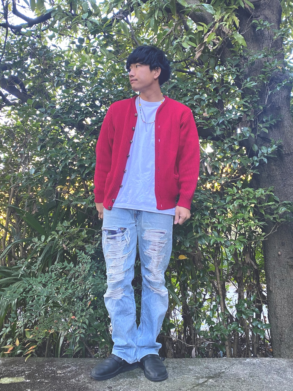 「カーディガン、リーバイス、秋のコーデ、オーロラシューズ、古着MIX、Levi's、リメイクジーンズ、カジュアルコーデ、マッシュ、古着コーデ、ルフィ、リメイクパンツ」｜「AURORA SHOESのアイテム（スリッポン、ブラック系）」を使った、MAKO【相互フォロー大歓迎】さん（メンズ・168cm）の秋コーディネートの1枚目の写真