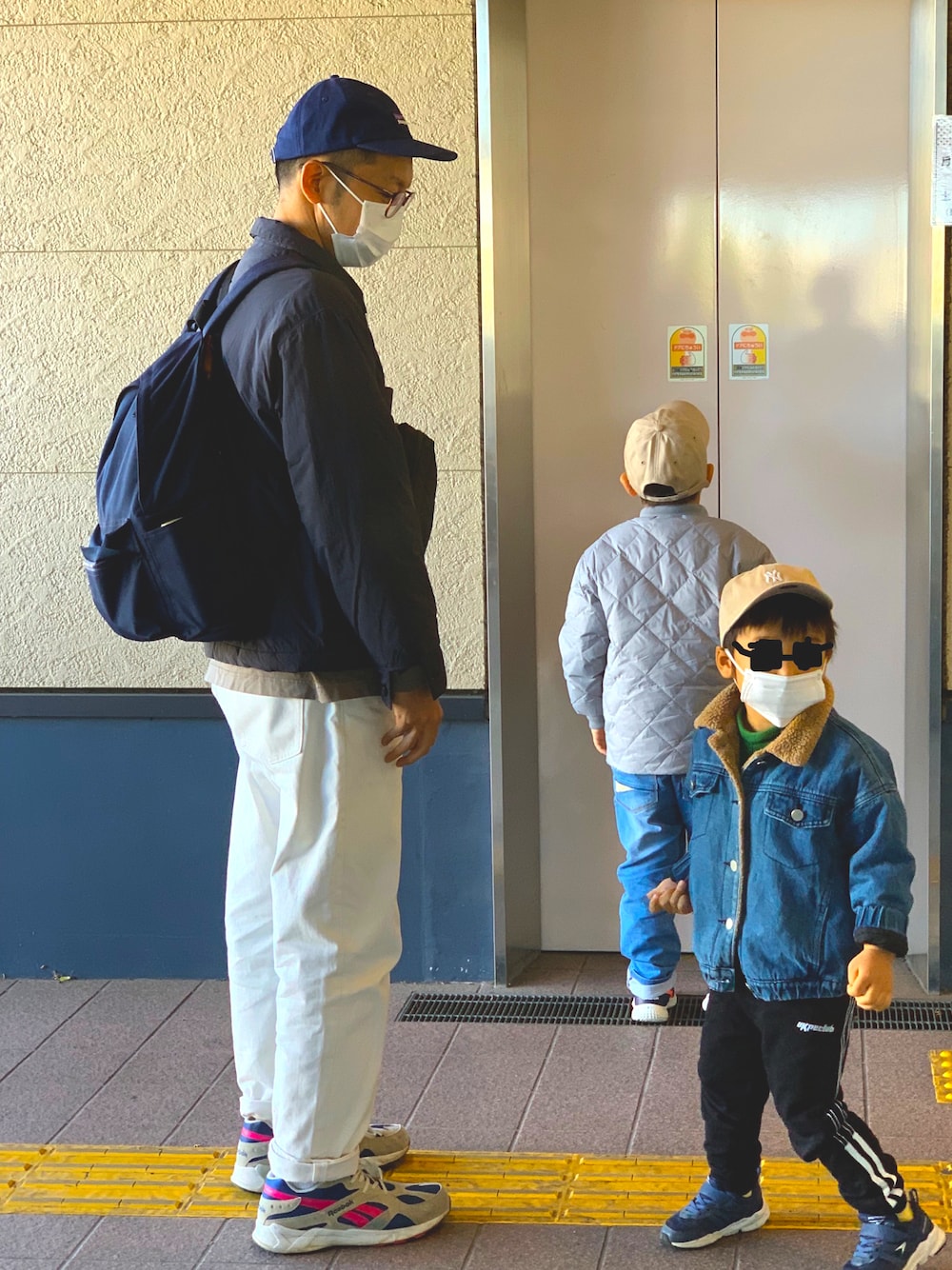 「ネイビー、UNIQLO、秋のコーデ、大人カジュアル、ユニクロ、デニムパンツ、冬、メガネ男子、モノトーンコーデ、ゆるコーデ、秋コーデ、お洒落さんとつながりたい」｜「patagoniaのpatagonia / パタゴニア　6パネル ラベルトラッド キャップ P6 LABEL TRAD　CAP（キャップ、ブルー系）」を使った、toki2021さん（メンズ・174cm）の秋コーディネートの1枚目の写真