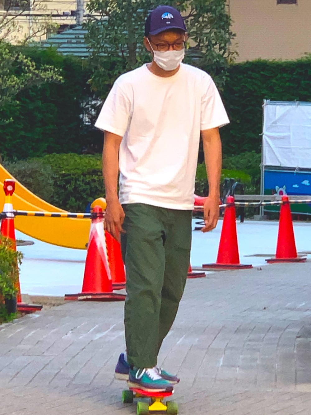 ブラウン系のその他パンツ、グリーン系のスニーカー、ホワイト系のTシャツ/カットソーを着用したメンズの春コーディネートの1枚目の写真