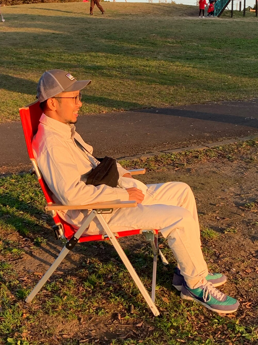 「スニーカー、NIKE、アウトドアスタイル、キャップ、めがね、UNIQLO、モノトーン、大人カジュアル、ユニクロ、白パンツ、きれいめカジュアル、シャツスタイル、今日のコーデ、ユニクロコーデ」｜「patagoniaのpatagonia / Shop Sticker Patch LoPro Trucker Cap（キャップ、グレー系）」を使った、toki2021さん（メンズ・174cm）の秋コーディネートの1枚目の写真