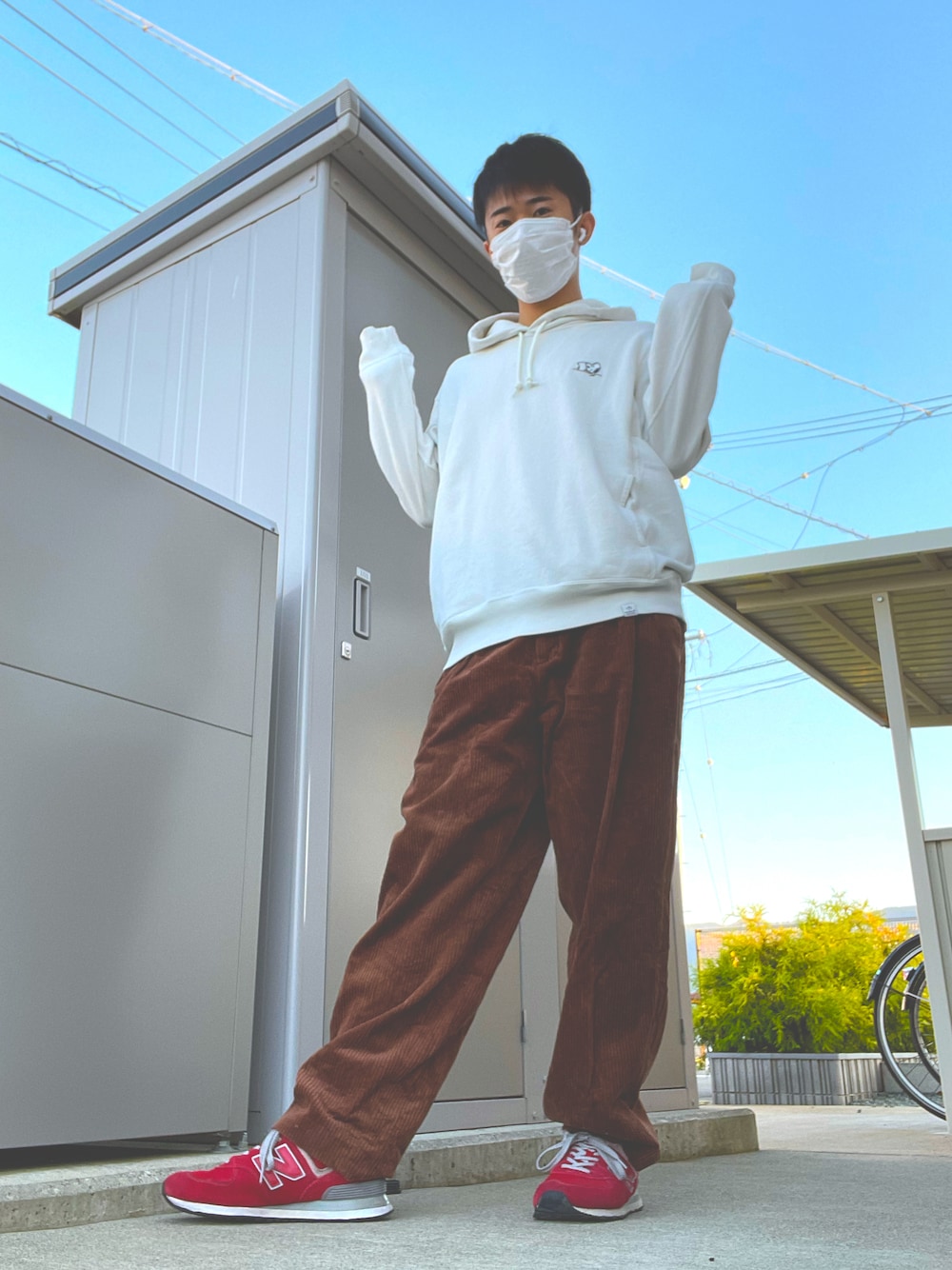 ブラウン系のその他パンツ、ホワイト系のスウェット、レッド系のスニーカーを着用したメンズの秋コーディネートの1枚目の写真