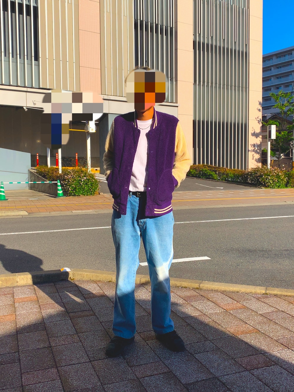 「秋冬コーデ、お洒落さんとつながりたい、ストリートコーデ、wearhalloween2021、きれいめカジュアル、スニーカー、ストリートMIX、古着好きな人と繋がりたい、パープル、古着MIX、GU、ホワイト、デニム、紫、大学生」｜「STUSSYのアイテム（デニムパンツ、ブルー系）」を使った、max08さん（メンズ・177cm）の秋コーディネートの1枚目の写真