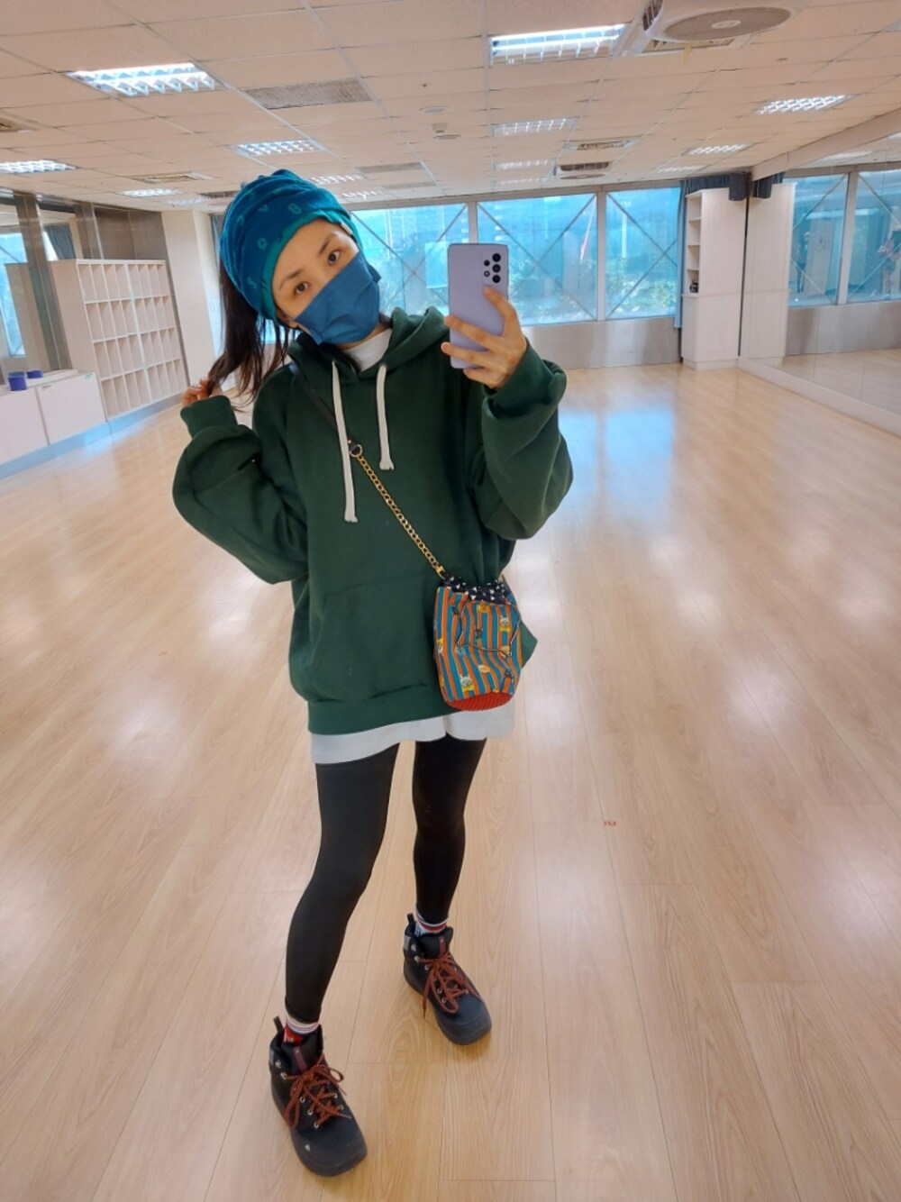 「ootd、街頭穿搭、休閒、sousou、oversize、運動搭配、green、leggings」｜「SOU･SOUのアイテム（その他ヘアアクセサリー、ブルー系）」を使った、Emma Huangさん（レディース・158cm）の冬コーディネートの1枚目の写真