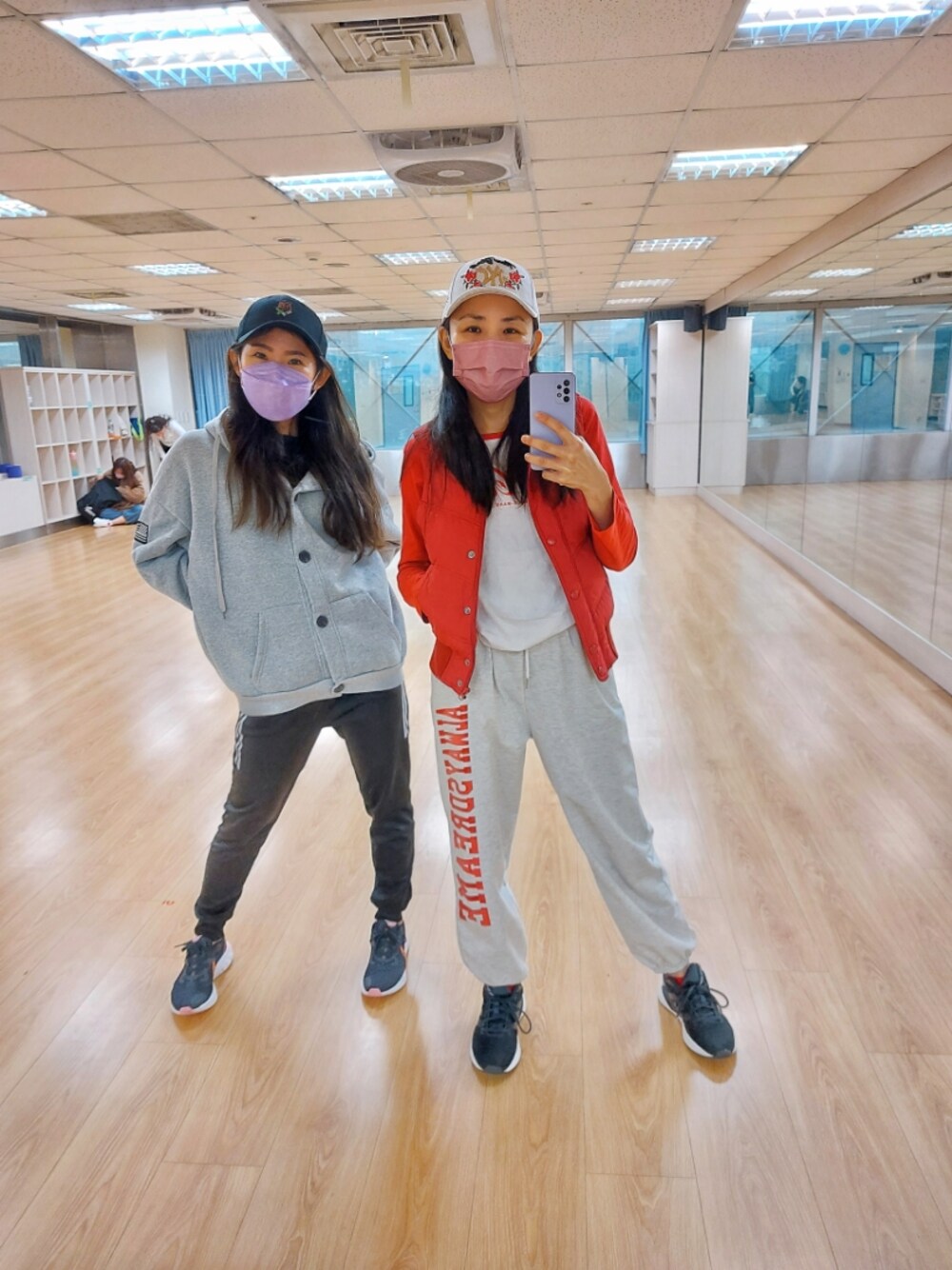 「閨蜜、ootd、休閒、運動搭配、街頭穿搭、跳舞、街舞」｜「MLBのアイテム（キャップ、ホワイト系）」を使った、Emma Huangさん（レディース・158cm）の冬コーディネートの1枚目の写真
