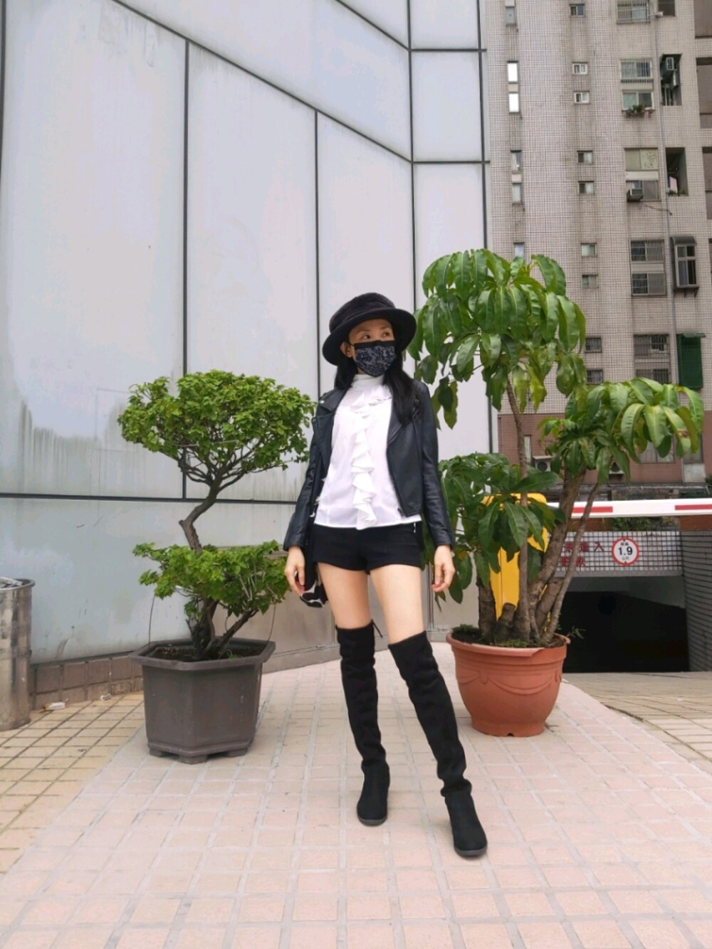 「fedora、leather jacket、ridersjacket、black and white、knee-high boots」｜「N/Aのアイテム（トップス、ホワイト系）」を使った、Emma Huangさん（レディース・157cm）の秋コーディネートの1枚目の写真