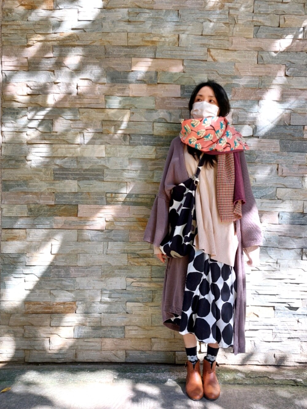 「ootd、冬季穿搭、復古、長版、寬鬆、多層次」｜「marimekkoのアイテム（ショルダーバッグ、ブラック系）」を使った、Emma Huangさん（レディース・158cm）の冬コーディネートの1枚目の写真