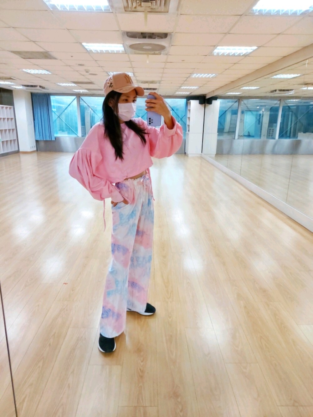 「ootd、夏、休閒、街頭穿搭、運動搭配、pink」｜「MLBのアイテム（キャップ、ピンク系）」を使った、Emma Huangさん（レディース・158cm）の冬コーディネートの1枚目の写真