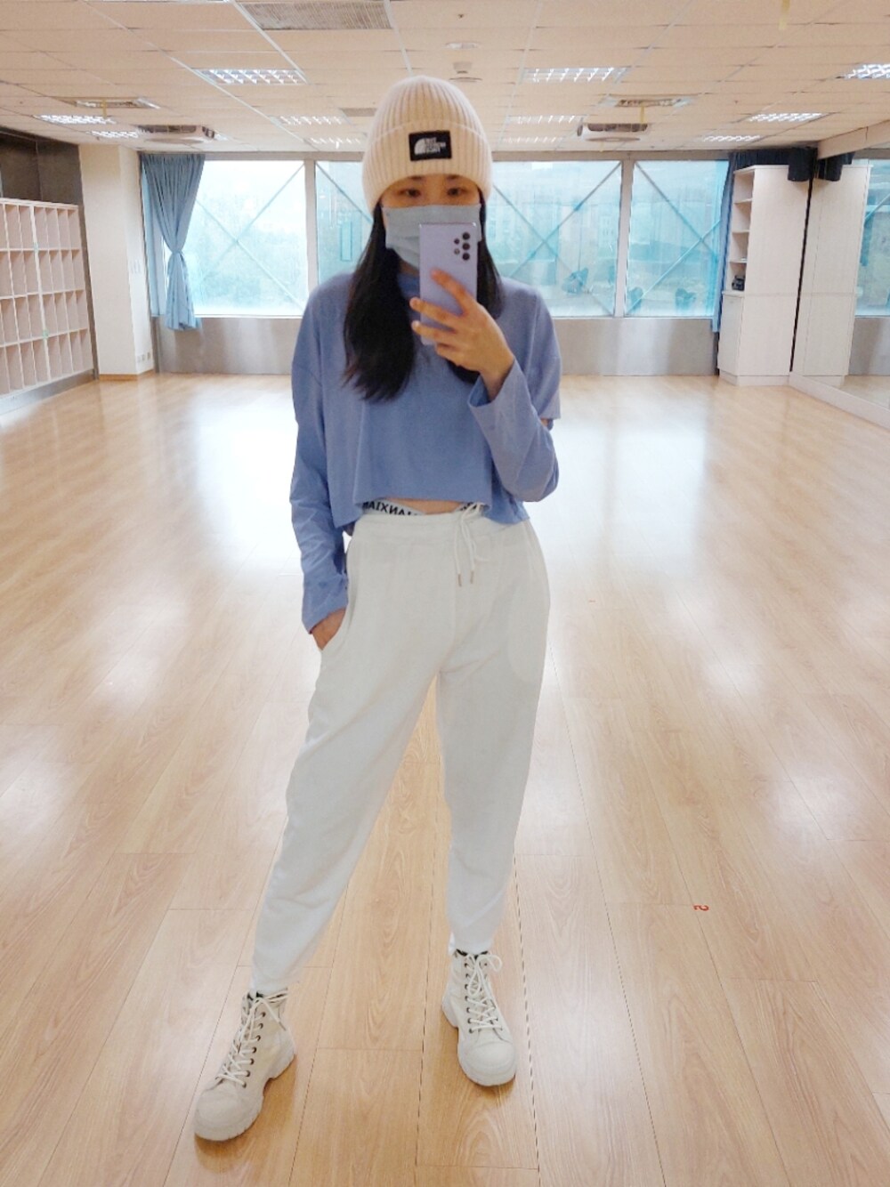 「休閒、跳舞、紫、毛帽、白靴」｜「THE NORTH FACEのアイテム（帽子、ベージュ系）」を使った、Emma Huangさん（レディース・158cm）の冬コーディネートの1枚目の写真
