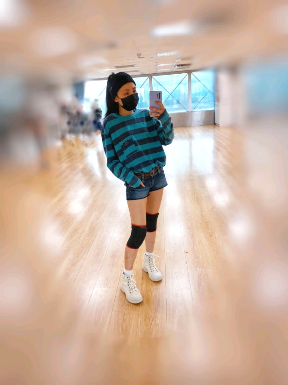「ootd、街頭穿搭、休閒、運動搭配、短褲、髮帶、條紋」｜「no brandのアイテム（ブーツ、ホワイト系）」を使った、Emma Huangさん（レディース・158cm）の冬コーディネートの1枚目の写真