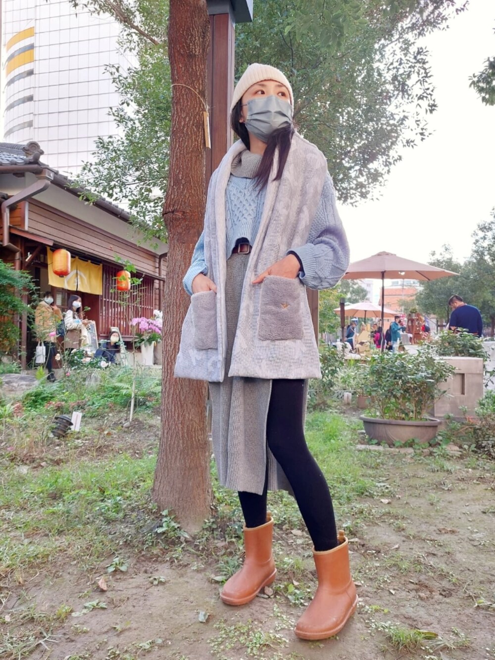 「ootd、winter、WINTER STYLE、market、scarf、longvest、beanie、grey、silver」｜「Emma's Sewing Projects のアイテム（マフラー、シルバー系）」を使った、Emma Huangさん（レディース・158cm）の冬コーディネートの1枚目の写真