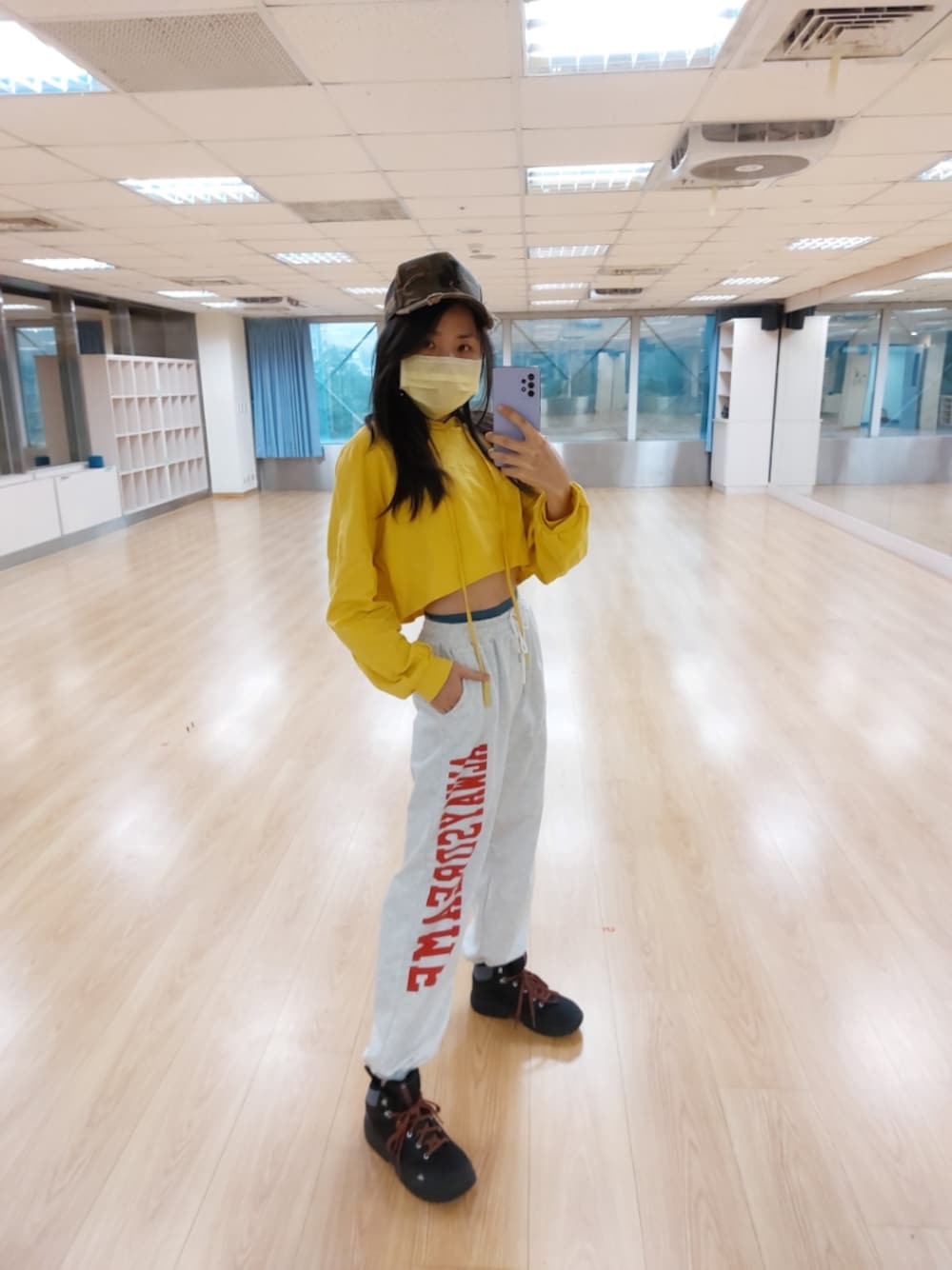 「ootd、休閒、街頭穿搭、運動搭配」｜「MLBのアイテム（キャップ、グリーン系）」を使った、Emma Huangさん（レディース・158cm）の秋コーディネートの1枚目の写真