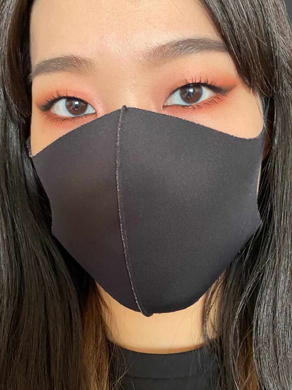 「マスク、オレンジ、メイク、アイメイク」｜「MAKE UP FOR EVERのアクアレジスト スモーキーシャドウ 12 サンライズ（アイシャドウ、ベージュ系）」を使った、MAKE-UP EXPERTさん（レディース・167cm）の秋コーディネートの1枚目の写真