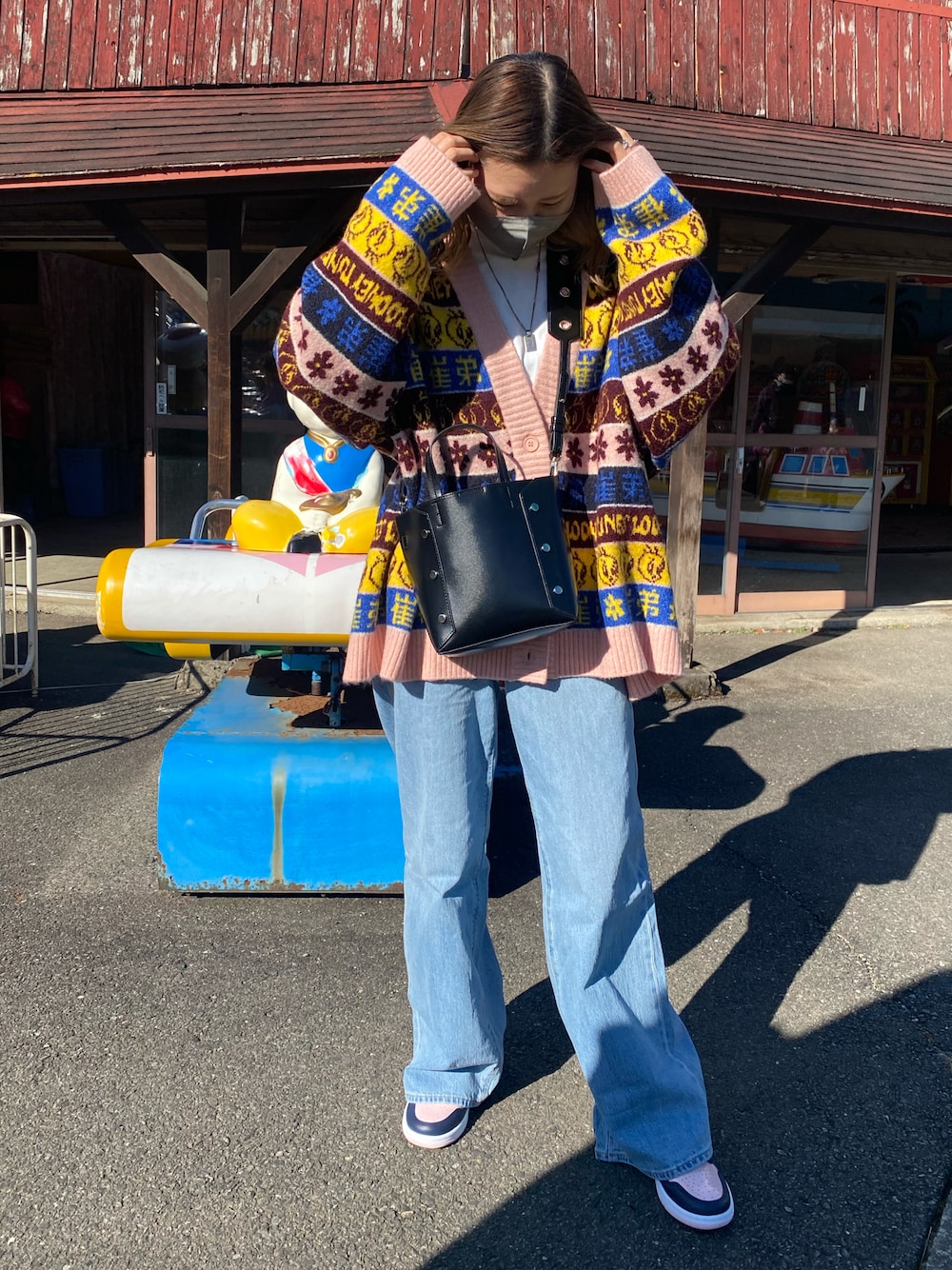 「ZARA、デニムコーデ、柄カーディガン、ゆるコーデ、スニーカー、atmosphere、AZUL by moussy」｜「GUのアイテム（デニムパンツ、ブルー系）」を使った、mikittysさん（レディース・163cm）の冬コーディネートの1枚目の写真