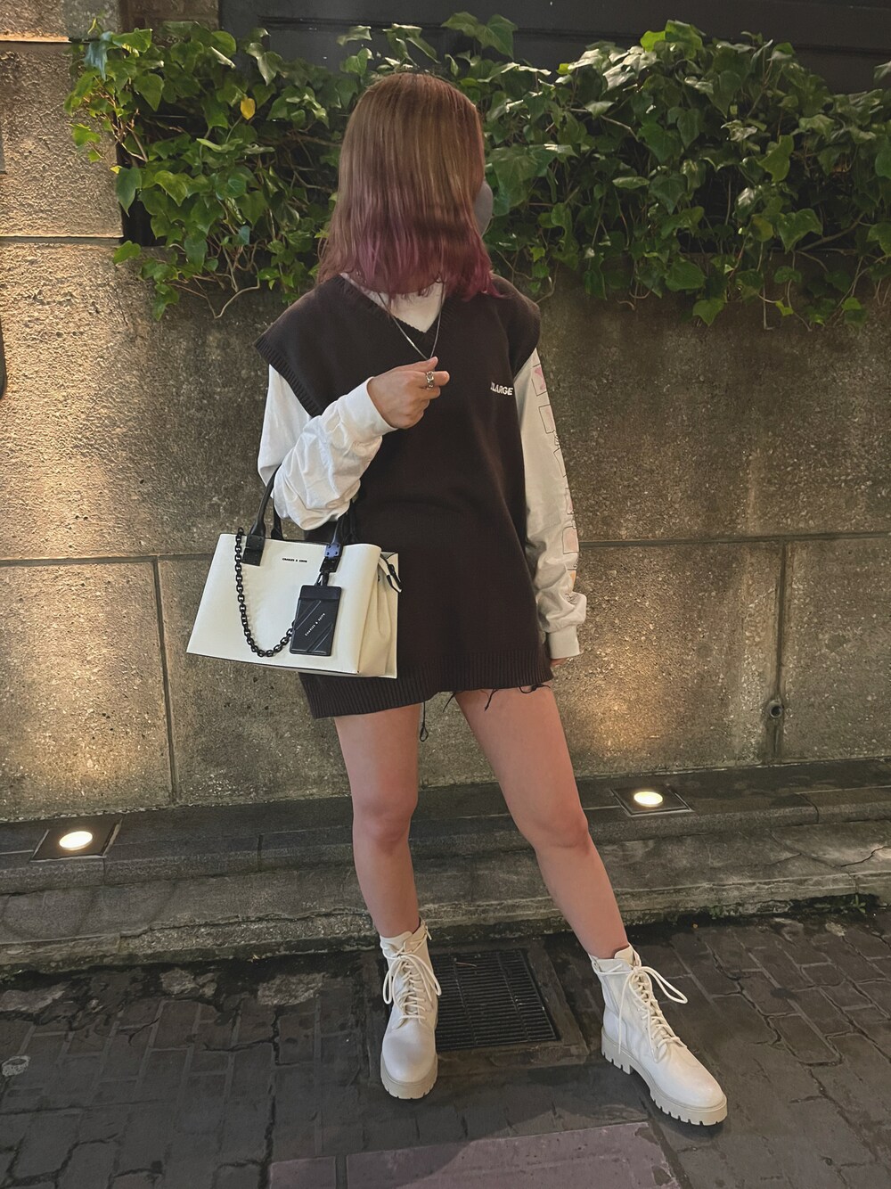 「XLARGE、ニットベスト、ブラウンコーデ、CHARLES＆KEITH、ホワイトブーツ」｜「CHARLES & KEITHのダブルトップハンドル ストラクチャードバッグ / Double Top Handle Structured Bag（ハンドバッグ、ホワイト系）」を使った、mikittysさん（レディース・163cm）の秋コーディネートの1枚目の写真