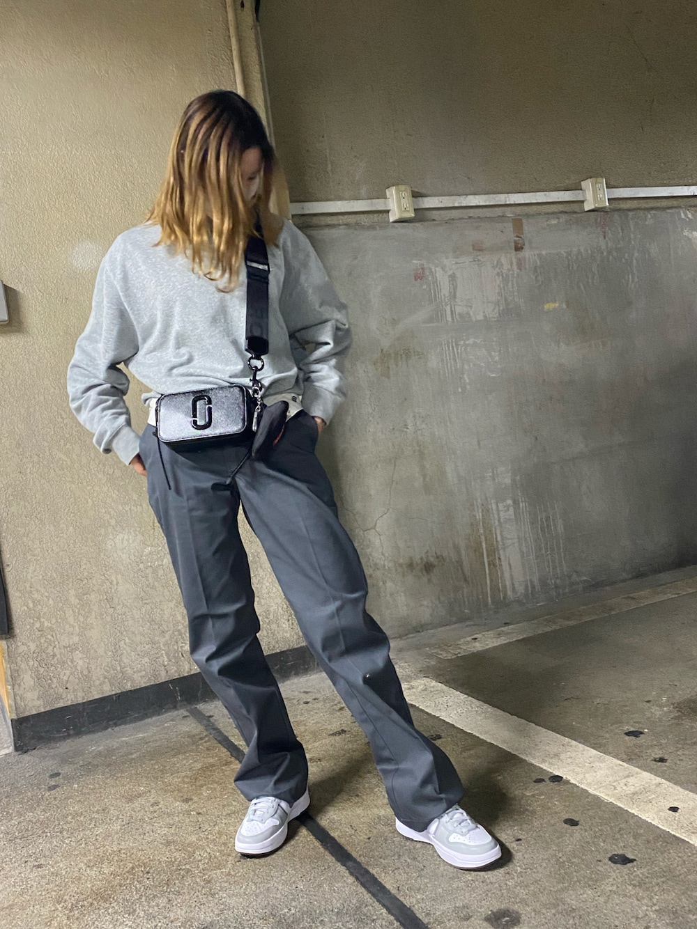 「NIKE、nike dunk、Dickies、874、ワークパンツ、ストリート、MARC JACOBS」｜「Dickiesのディッキーズ ワークパンツ レングス32 874（その他パンツ、グレー系）」を使った、mikittysさん（レディース・163cm）の春コーディネートの1枚目の写真