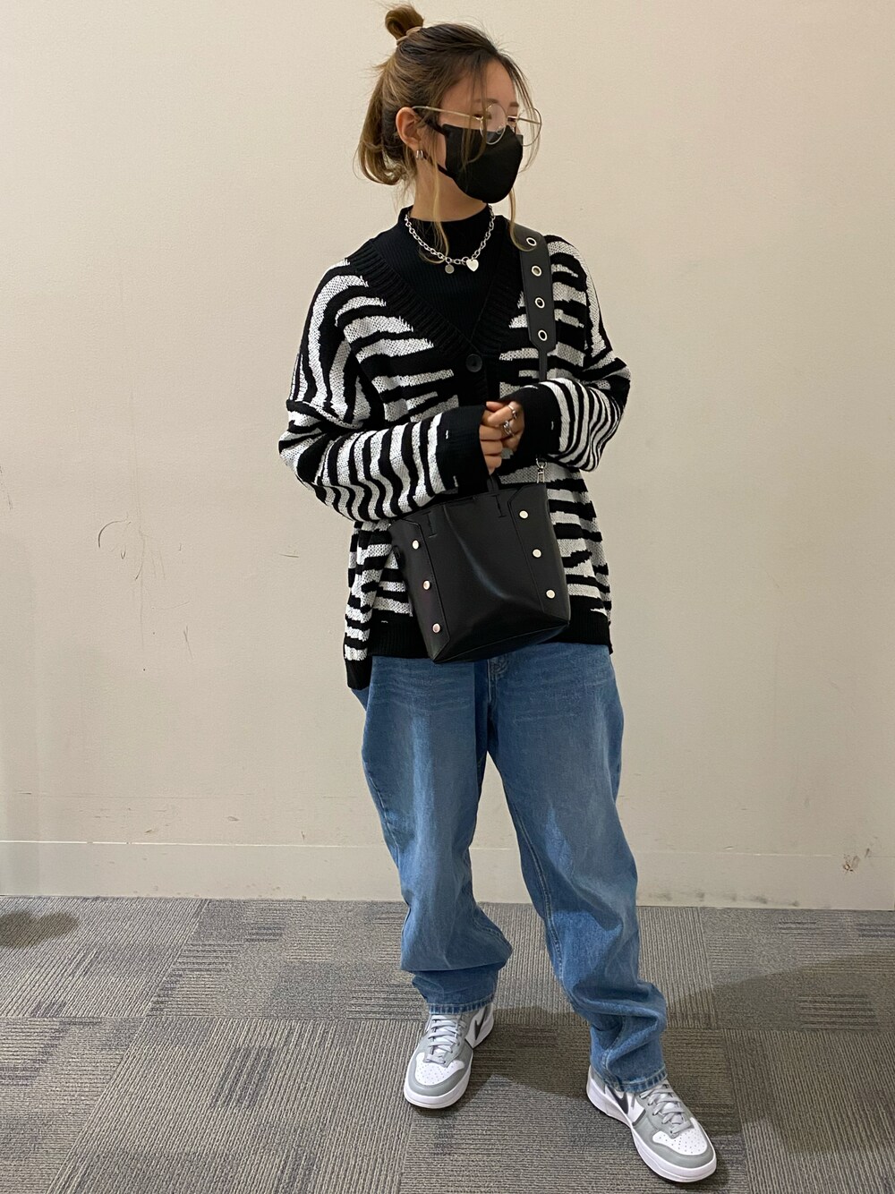 「nike dunk、NIKE、shein、アニマル柄、カーディガン、デニムパンツ」｜「AZUL by moussyのSTUDS SQUARE BAG/スタッズスクエアバッグ（ショルダーバッグ、ブラック系）」を使った、mikittysさん（レディース・163cm）の冬コーディネートの1枚目の写真