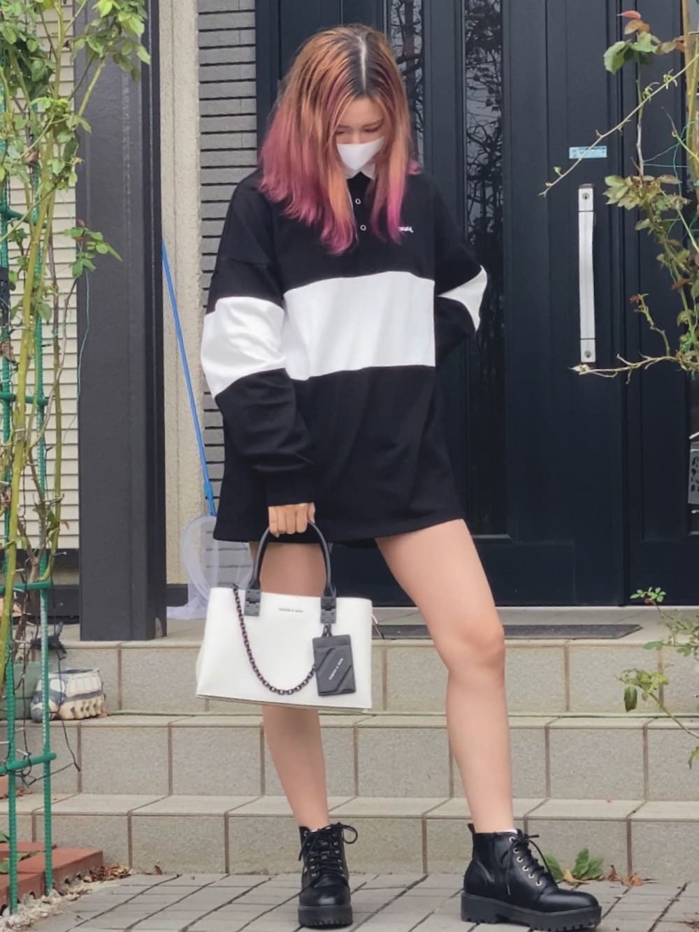 「チャールズ＆キース、CHARLES＆KEITH、モノトーンコーデ、x-girl、ラグビーシャツ、ショートブーツ」｜「CHARLES & KEITHのダブルトップハンドル ストラクチャードバッグ / Double Top Handle Structured Bag（ハンドバッグ、ホワイト系）」を使った、mikittysさん（レディース・163cm）の秋コーディネートの1枚目の写真