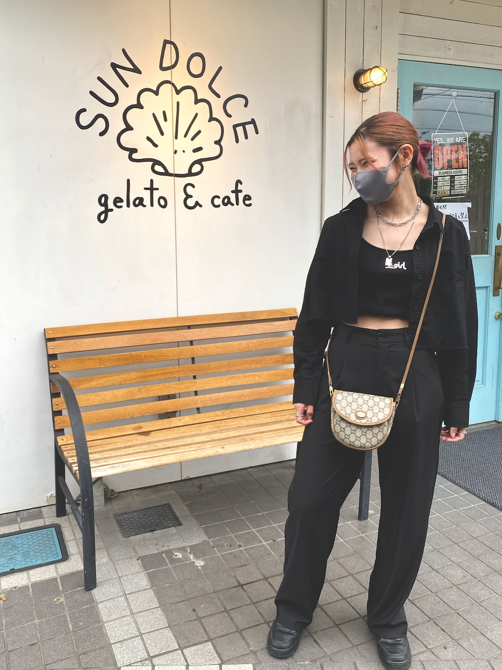 ブラック系のスラックス、ブラック系のスニーカー、ブラック系のシャツ/ブラウスを着用したレディースの秋コーディネートの1枚目の写真