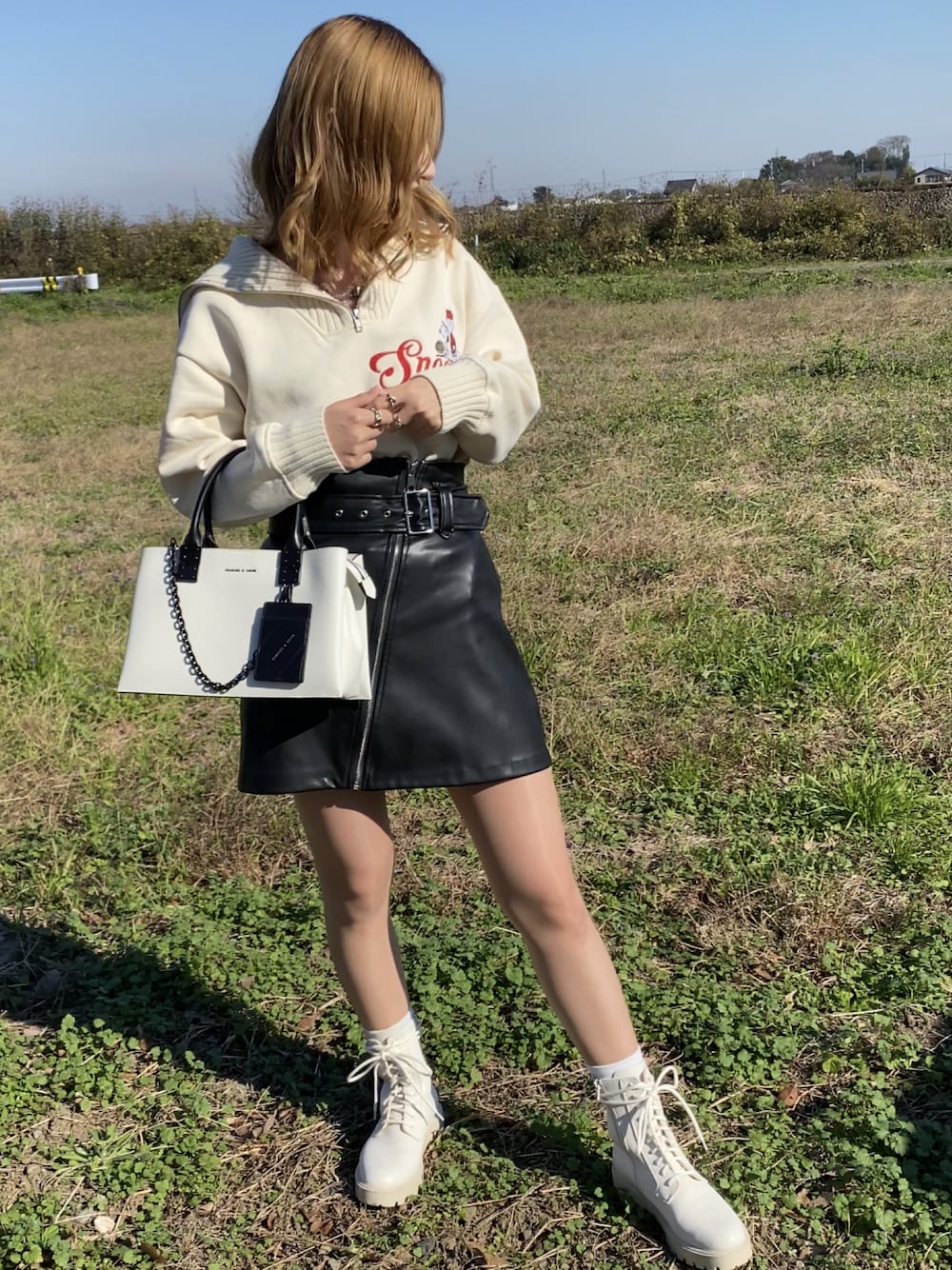 「ZARA、レザースカート、ハーフジップ、CHARLES＆KEITH、モノトーンコーデ、FREAK’Ｓ STORE、ホワイトブーツ」｜「CHARLES & KEITHのダブルトップハンドル ストラクチャードバッグ / Double Top Handle Structured Bag（ハンドバッグ、ホワイト系）」を使った、mikittysさん（レディース・163cm）の秋コーディネートの1枚目の写真