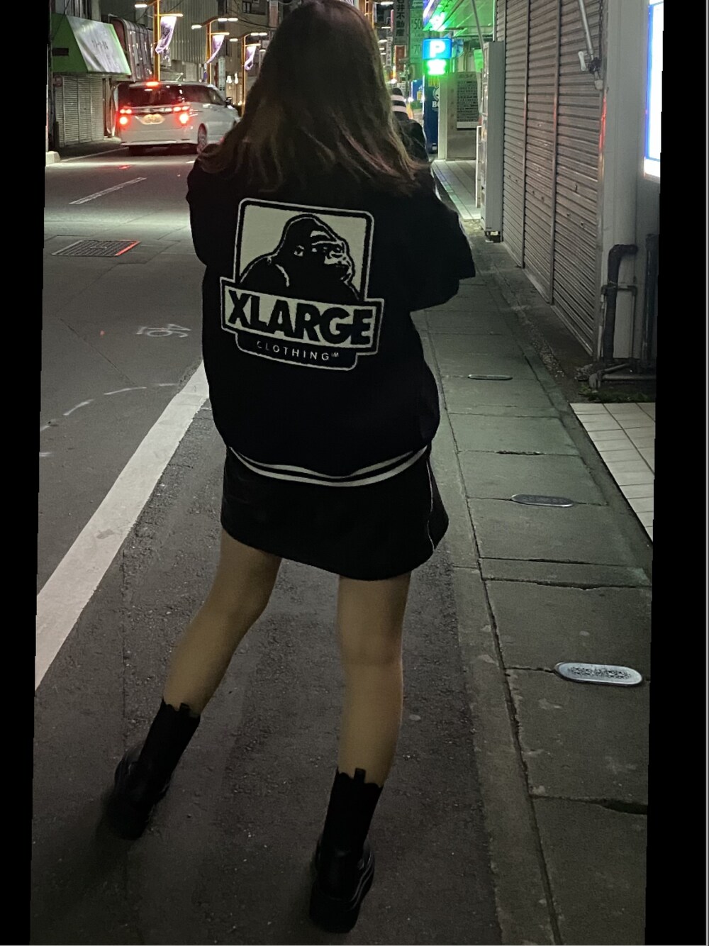 「XLARGE、スタジャン、ブーツスタイル、ZARA、レザースカート、ブラックコーデ、GUブーツ」｜「XLARGEのOG VARSITY JACKET（スタジャン、ブラック系）」を使った、mikittysさん（レディース・163cm）の秋コーディネートの1枚目の写真