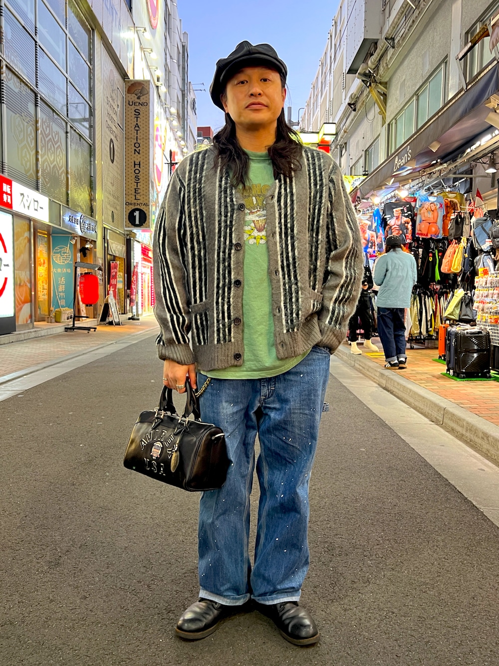ブラック系のカーディガン/ボレロ、ブラウン系のボストンバッグを着用したメンズの秋コーディネートの1枚目の写真