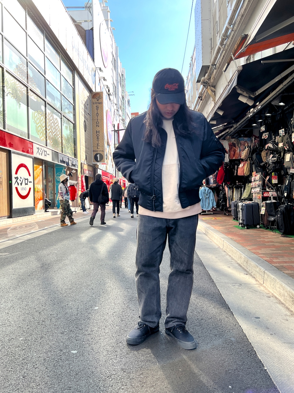 ブラック系のMA-1、ブラック系のスニーカー、ブラック系のキャップを着用したメンズの冬コーディネートの1枚目の写真