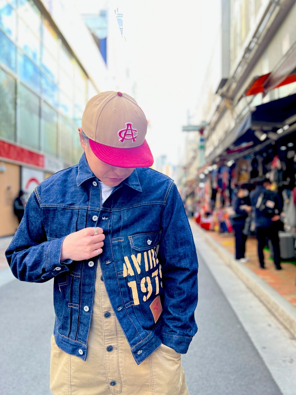 「YAMANE、デニムジャケット、ジージャン、サロペット、AVIREX、キャップ、NEW ERA、秋コーデ、ベージュ、コラボ」｜「AVIREXの【×NEW ERA/ニューエラ】ロウ プロファイル 59フィフティ / LOW PROFILE 59FIFTY "AC"/ アヴィレックス / AVIREX（キャップ、ブラウン系）」を使った、Ryousukeさん（メンズ・173cm）の秋コーディネートの1枚目の写真