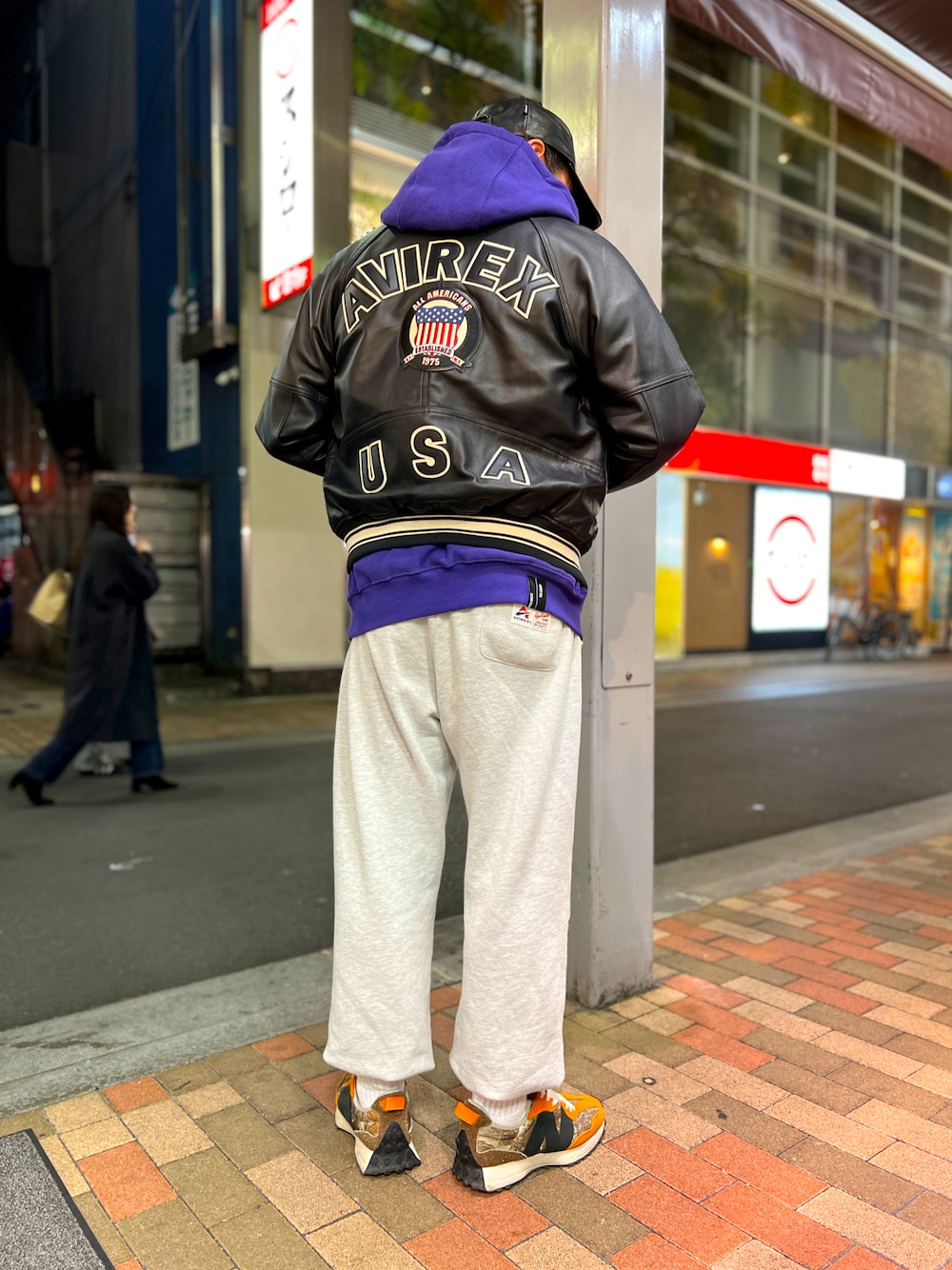 「今日のコーデ、AVIREX、スタジャン、レザージャケット、レザー、パーカー、ブラック、パープル、スウエット」｜「AVIREXのLIGHT SIGNATURE VARSITY JACKET / ライト シグネチャー バーシティ ジャケット / AVIREX / アヴィレックス（スタジャン、ブラック系）」を使った、Ryousukeさん（メンズ・173cm）の春コーディネートの1枚目の写真