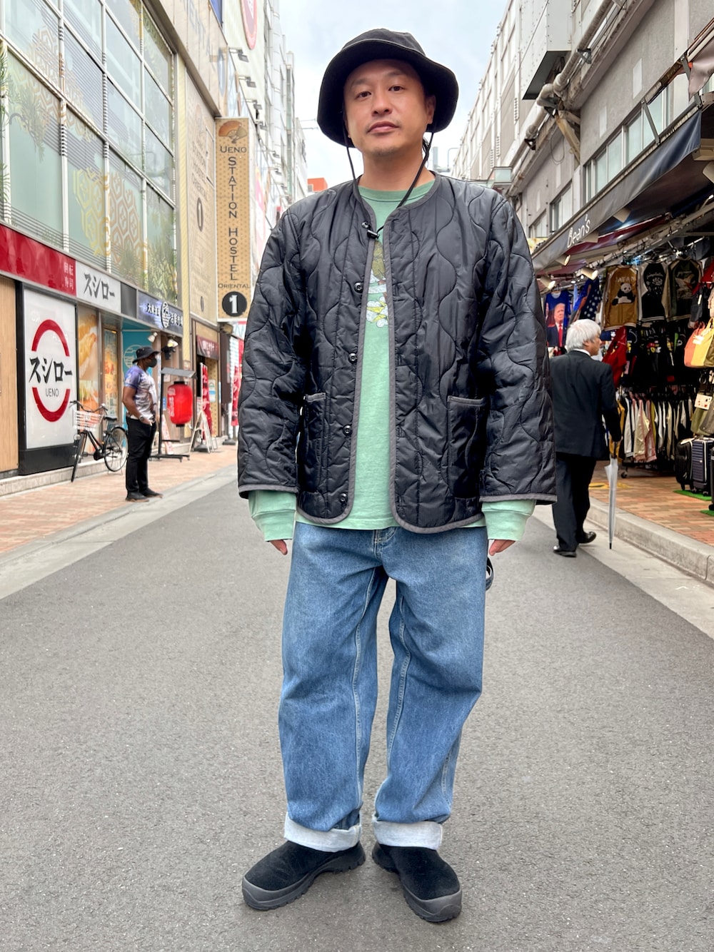 ブラック系のミリタリージャケット、その他のデニムパンツ、ブラック系のブーツを着用したメンズの秋コーディネートの1枚目の写真