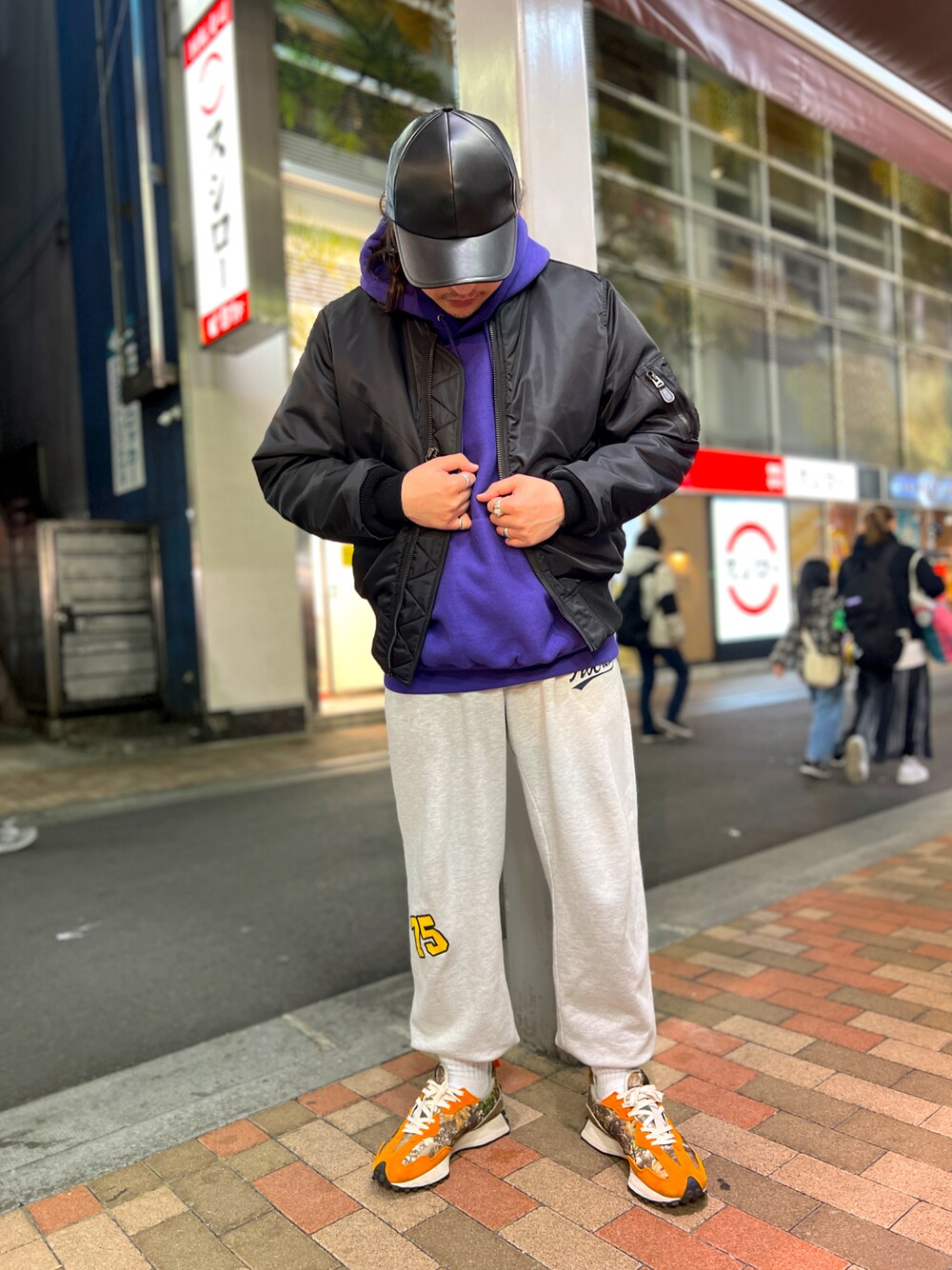 「今日のコーデ、オトナカジュアル、40代ファッション、ブラック、MA-1、AVIREX、冬コーデ、パーカー、パープル」｜「AVIREXの《直営店限定》HEAVY WEIGHT SWEAT PULLOVER PARKA / ヘビーウェイト スウェット プルオーバー パーカー / AVIREX / アヴィレックス（パーカー、パープル系）」を使った、Ryousukeさん（メンズ・173cm）の春コーディネートの1枚目の写真