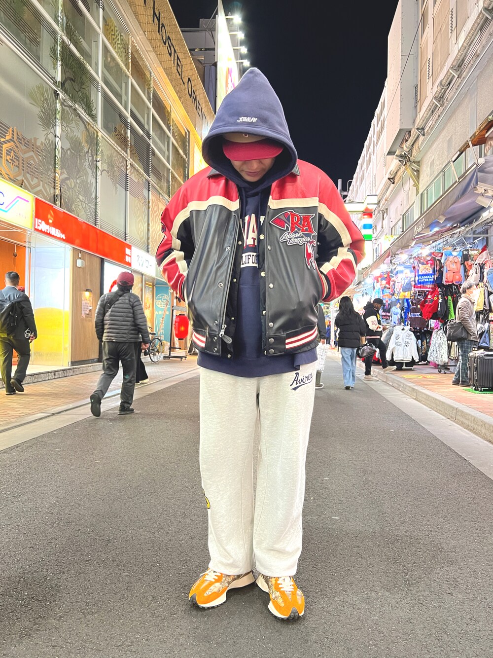 ブラック系のスタジャン、ブラウン系のキャップを着用したメンズの冬コーディネートの1枚目の写真