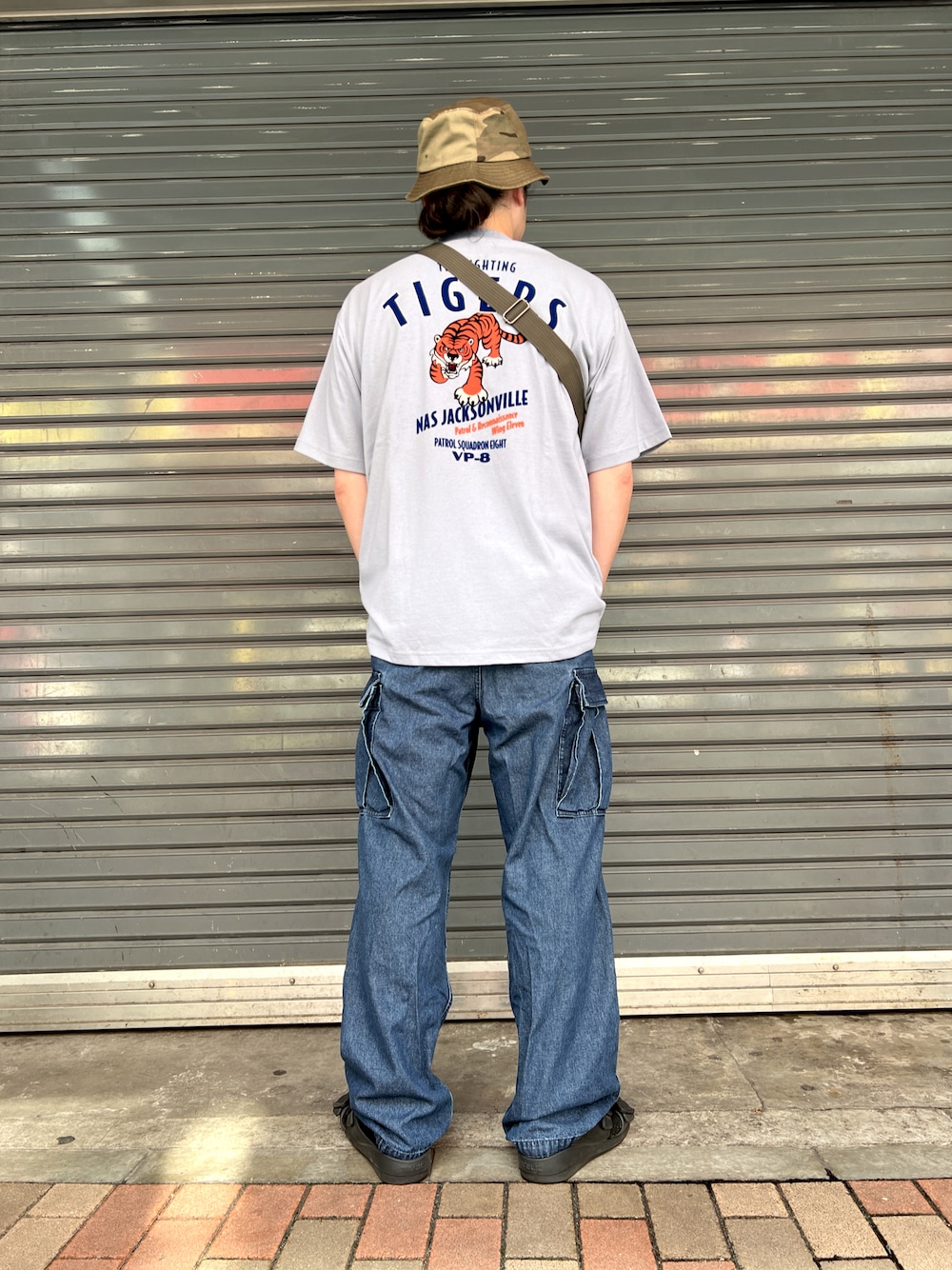 「AVIREXの【AVIREX/アビレックス】タイガーロゴ BIGフロッキープリントデザイン ヘビーウェイト半袖Tシャツ/FLOCKY PRINT T-SHIRT VP-8（Tシャツ/カットソー、ブルー系）」を使った、Ryousukeさん（メンズ・173cm）の夏コーディネートの1枚目の写真