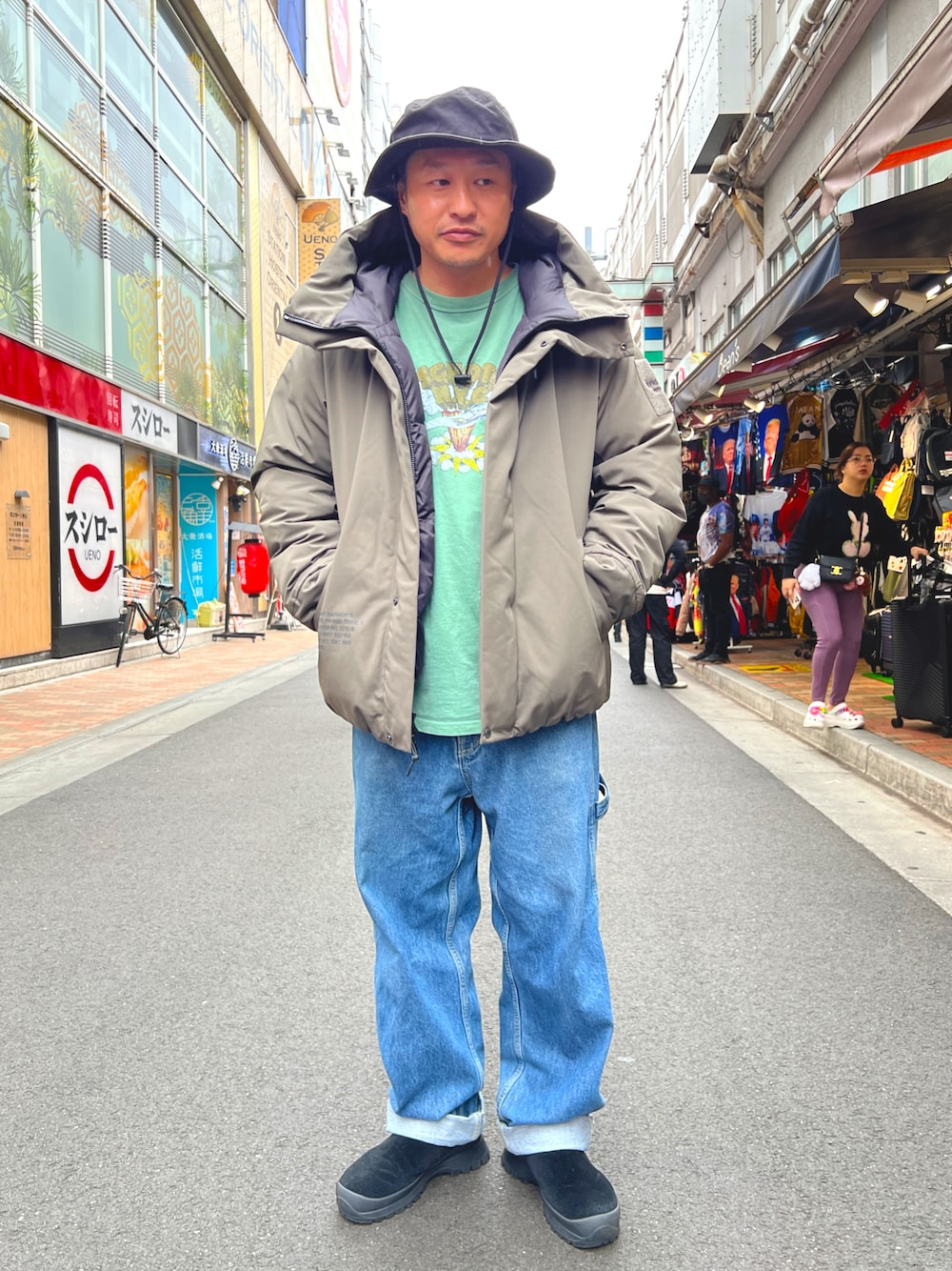 「デニム、休日スタイル、AVIREX、SCHOTT、ダウンジャケット、ロンT、冬コーデ、バケットハット、ブーツ」｜「AVIREXのSAFARI HAT / サファリハット / ブリムハットAVIREX / アヴィレックス（ハット、ブラック系）」を使った、Ryousukeさん（メンズ・173cm）の秋コーディネートの1枚目の写真