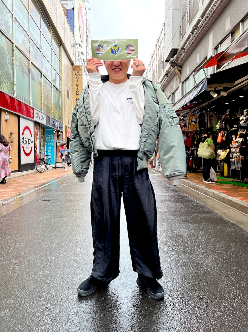 グリーン系のMA-1、ホワイト系のTシャツ/カットソー、ブラック系のその他パンツを着用したメンズの夏コーディネートの1枚目の写真