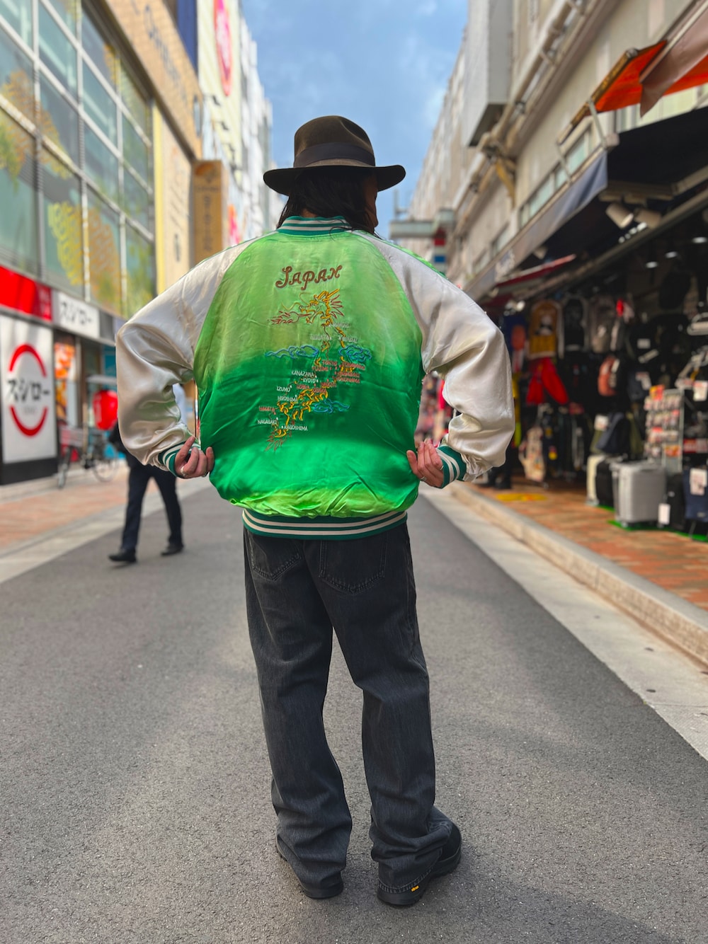 「schottのSchott/ショット/RAYON SUKA ASING JACKET/レーヨン エイジング スカジャン（スカジャン、グリーン系）」を使った、Ryousukeさん（メンズ・173cm）の秋コーディネートの1枚目の写真