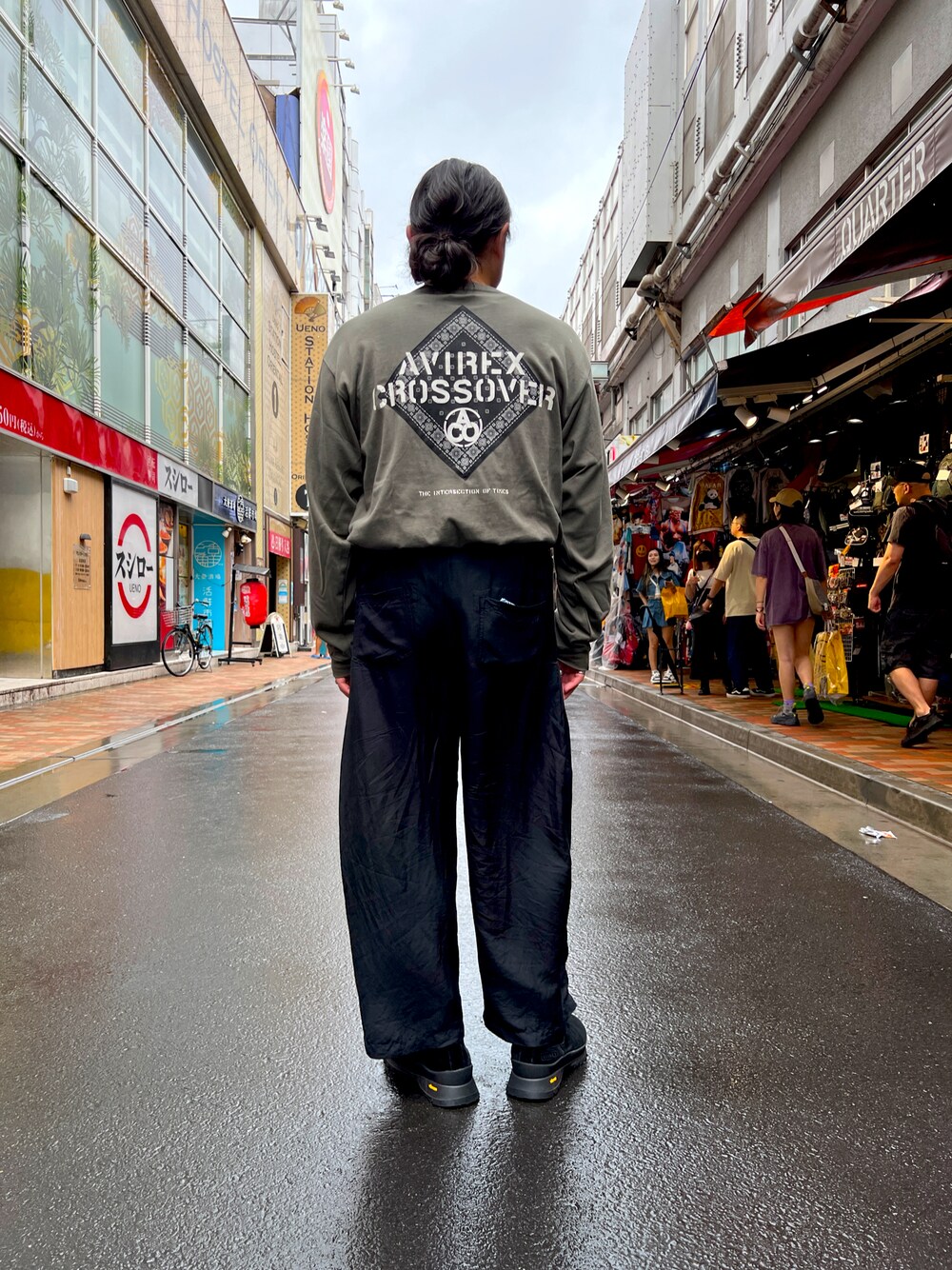 グリーン系のTシャツ/カットソー、ブラック系のブーツ、ブラック系のその他パンツを着用したメンズの夏コーディネートの1枚目の写真