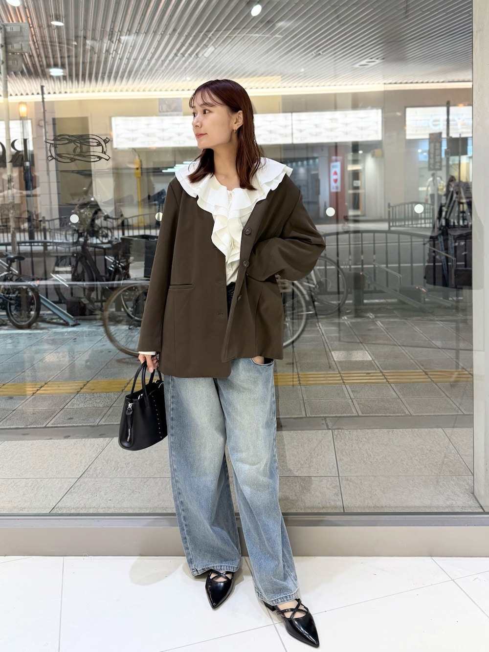 ブラウン系のその他アウター、ホワイト系のシャツ/ブラウス、ブルー系のデニムパンツを着用したレディースの秋コーディネートの1枚目の写真