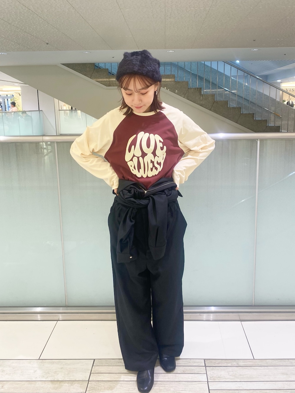「SENSEOFPLACE、ジャンプスーツ、ロンT、ビーニー、コラボ」｜「SENSE OF PLACE by URBAN RESEARCHの『別注』さらさ×SENSE OF PLACE　バイカラーラグランロングTシャツ（Tシャツ/カットソー、ブラウン系）」を使った、mayuさん（レディース・163cm）の秋コーディネートの1枚目の写真