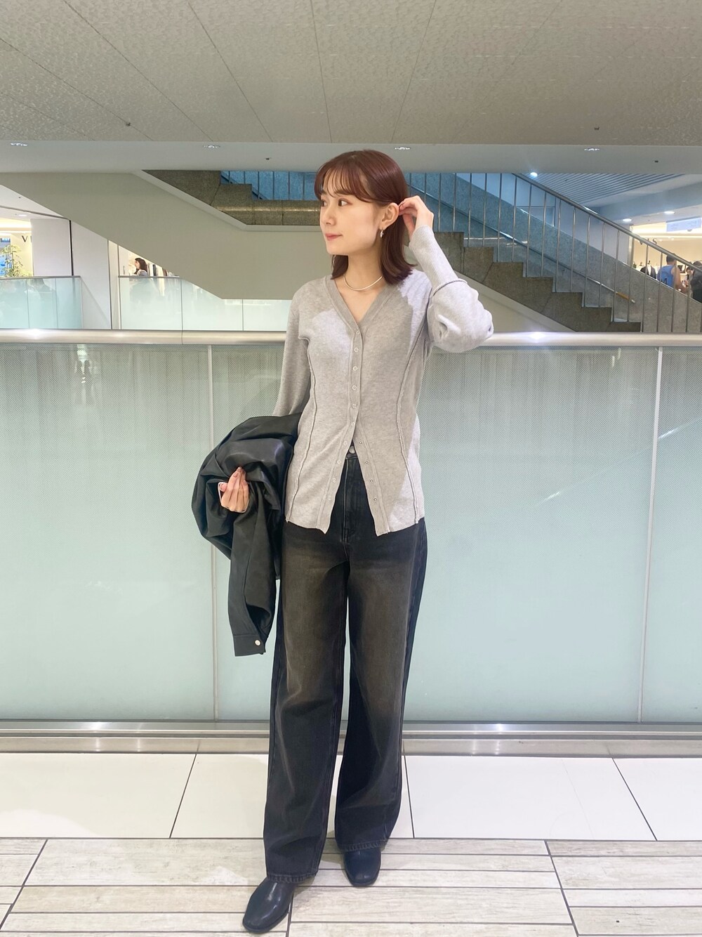 「SENSEOFPLACE、レディース、秋コーデ、カーディガン、デニム、レザージャケット、ブーツ」｜「SENSE OF PLACE by URBAN RESEARCHの『柴田ひかりさん着用』パッチワークVネックカーディガン（カーディガン/ボレロ、グレー系）」を使った、mayuさん（レディース・163cm）の秋コーディネートの1枚目の写真
