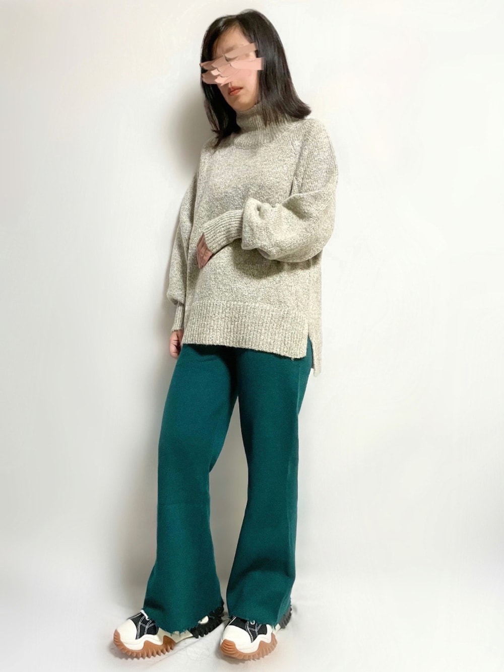 「ニット、カラーパンツ、converse、ハイネックニット、ニットパンツ、フレアパンツ、低身長、chacocloset、チャコクローゼット、ランスターモーション、YOUANCE」｜「Chaco closetのMIXハイネックニットプルオーバー（ニット/セーター、ホワイト系）」を使った、🌷𝒚𝒖𝒖𝒓𝒊.🌷さん（レディース・150cm）の秋コーディネートの1枚目の写真