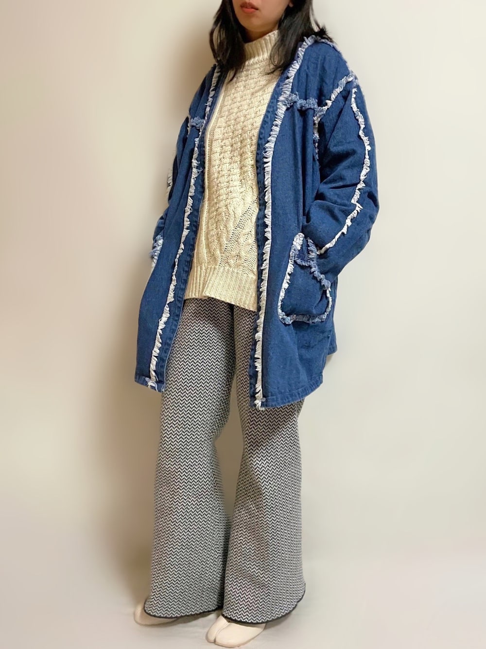 ブルー系のデニムジャケット、ホワイト系のニット/セーター、その他のその他パンツを着用したレディースの冬コーディネートの1枚目の写真