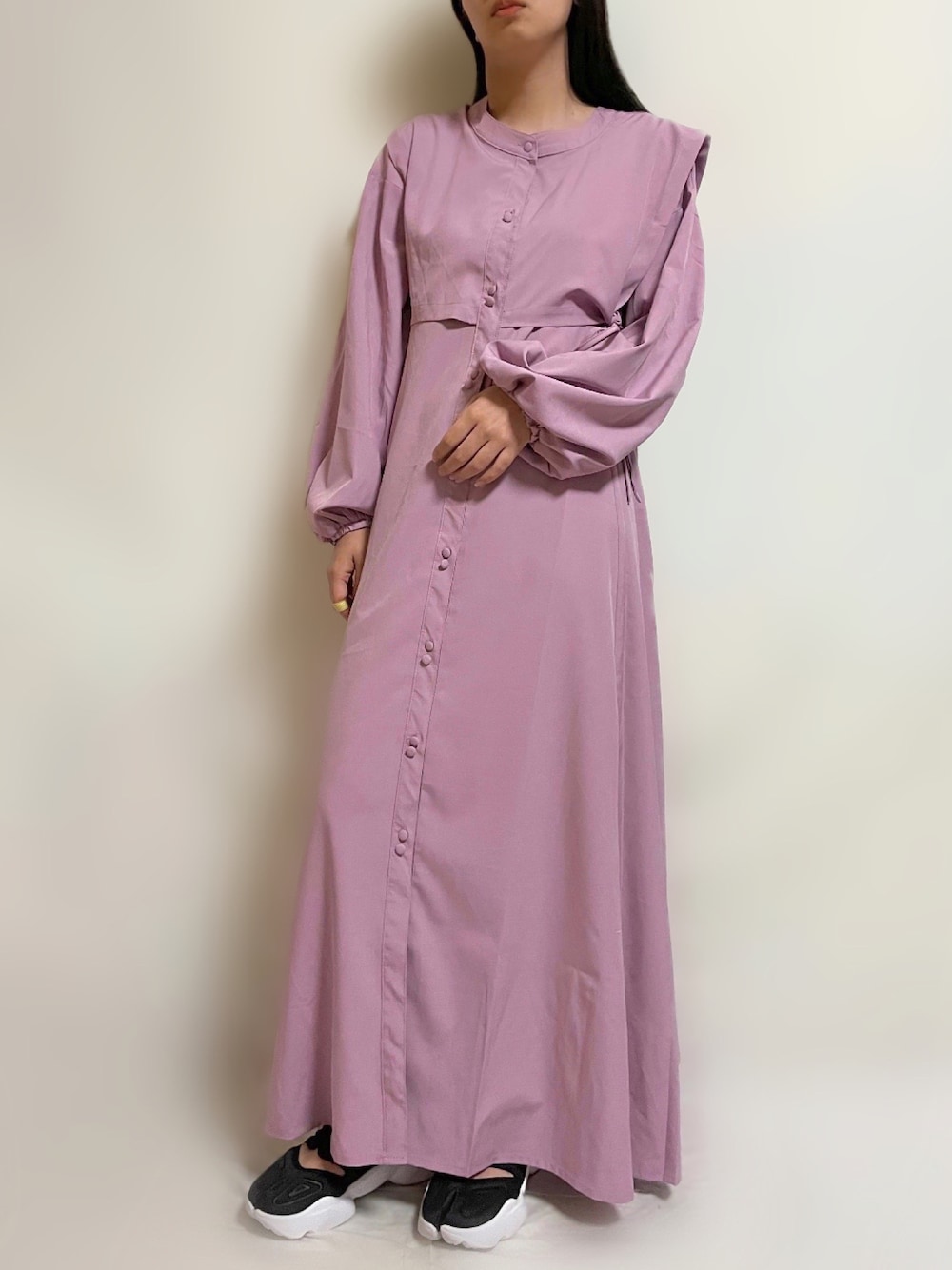 ブラック系のスニーカー、パープル系のシャツワンピースを着用したレディースの春コーディネートの1枚目の写真