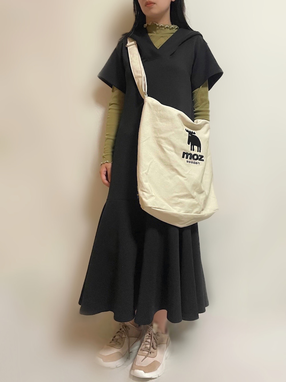 ブラック系のワンピース、ホワイト系のトートバッグ、グリーン系のTシャツ/カットソーを着用したレディースの夏コーディネートの1枚目の写真