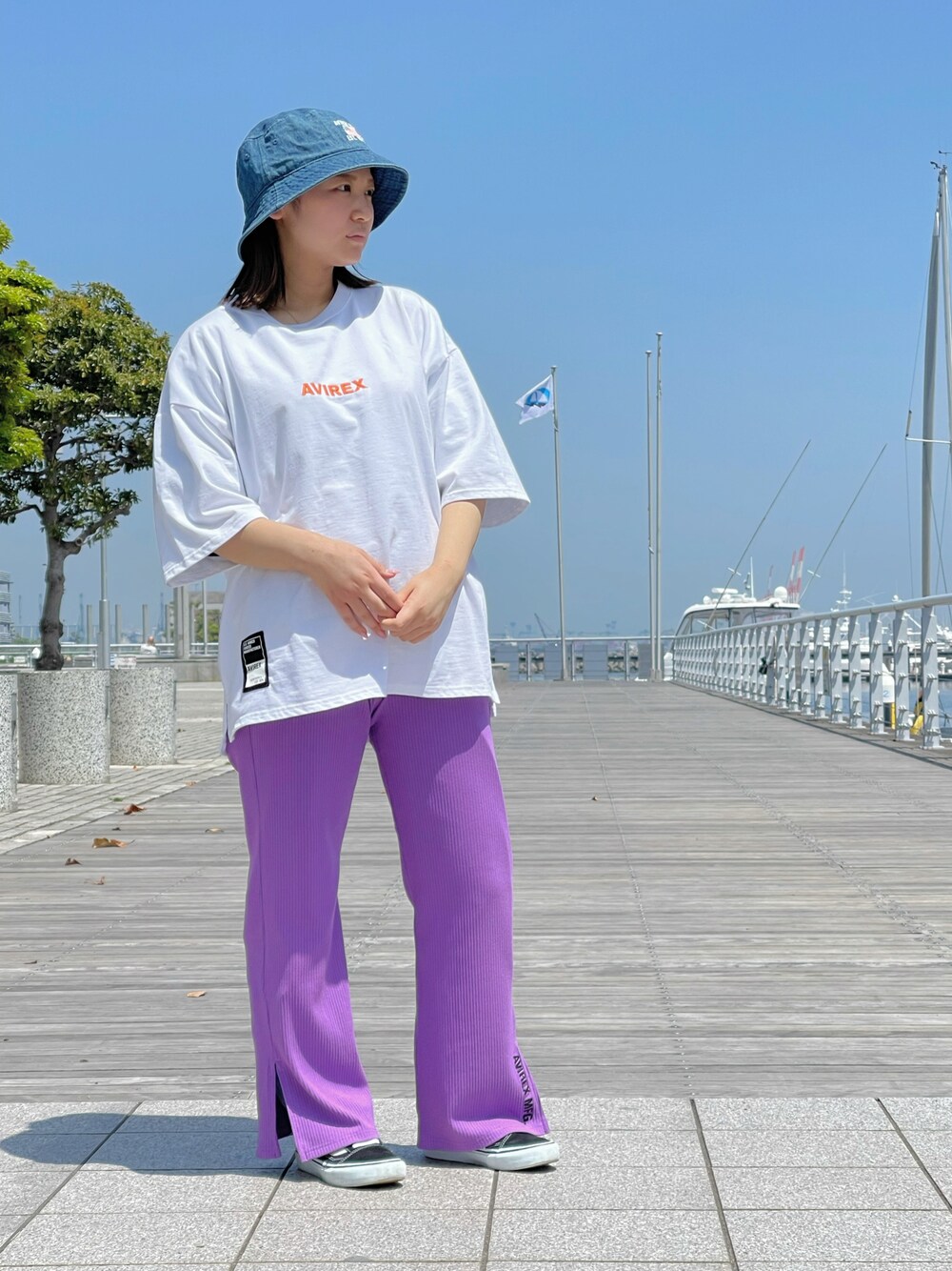 「シンプル、AVIREX、パープル、アビレックス、春、夏コーデ、バケットハット、低身長、おしゃれさんと繋がりたい、AVIREX DEPOT」｜「AVIREXの【WEB&DEPOT限定】バケット ハット / BUCKET HAT "USA" / アヴィレックス / AVIREX（ハット、ブルー系）」を使った、ひさん（レディース・152cm）の春コーディネートの1枚目の写真