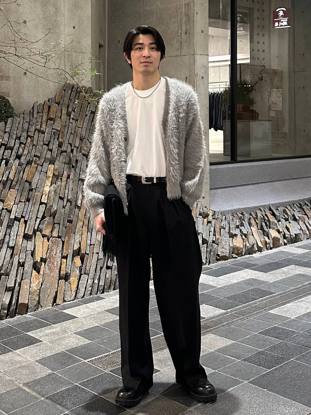 「高身長、カジュアル、きれいめ、デート/ロマンティック、冬コーデ、ラフ、モテ、HARE、デートコーデ、シンプルコーデ、カーディガン、ニット、ワイドパンツ、スラックス」｜「HAREのウェスタンバックルベルト(HARE)（ベルト、ブラック系）」を使った、yuga0007さん（メンズ・178cm）の冬コーディネートの1枚目の写真