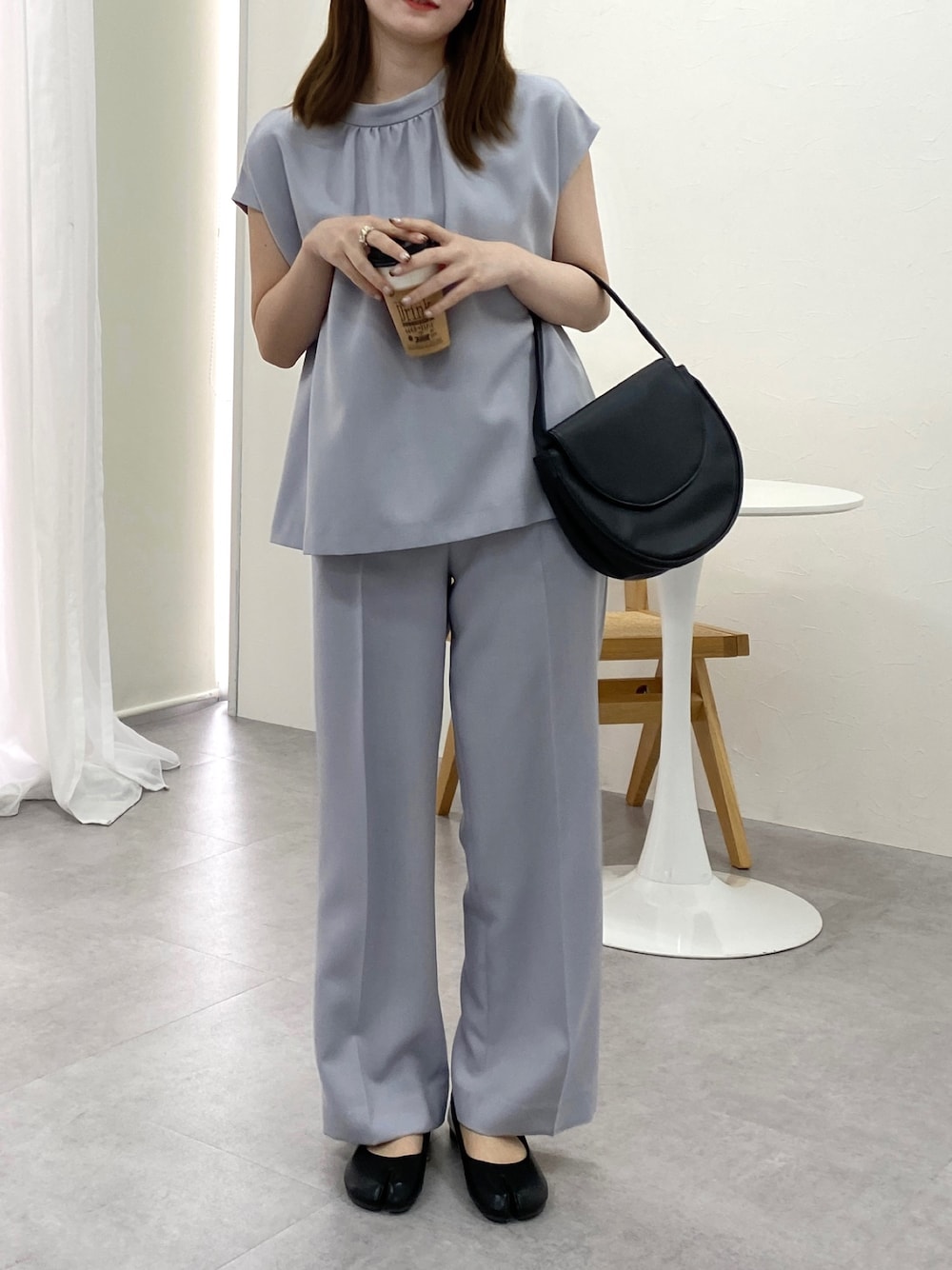「レディースファッション、レギュラー、スタッフ、夏コーデ、働く服、スーツスタイル、スーツコーデ」｜「7days Life Stylingの【レディーススーツ】ドビー素材ペプラムノーカラージャケットセットアップスーツ（ジャケット＋前後２WAYブラウス＋ワイドストレートパンツ）＜大きいサイズ有＞（スーツセット、グレー系）」を使った、nさん（レディース・157cm）の春コーディネートの1枚目の写真
