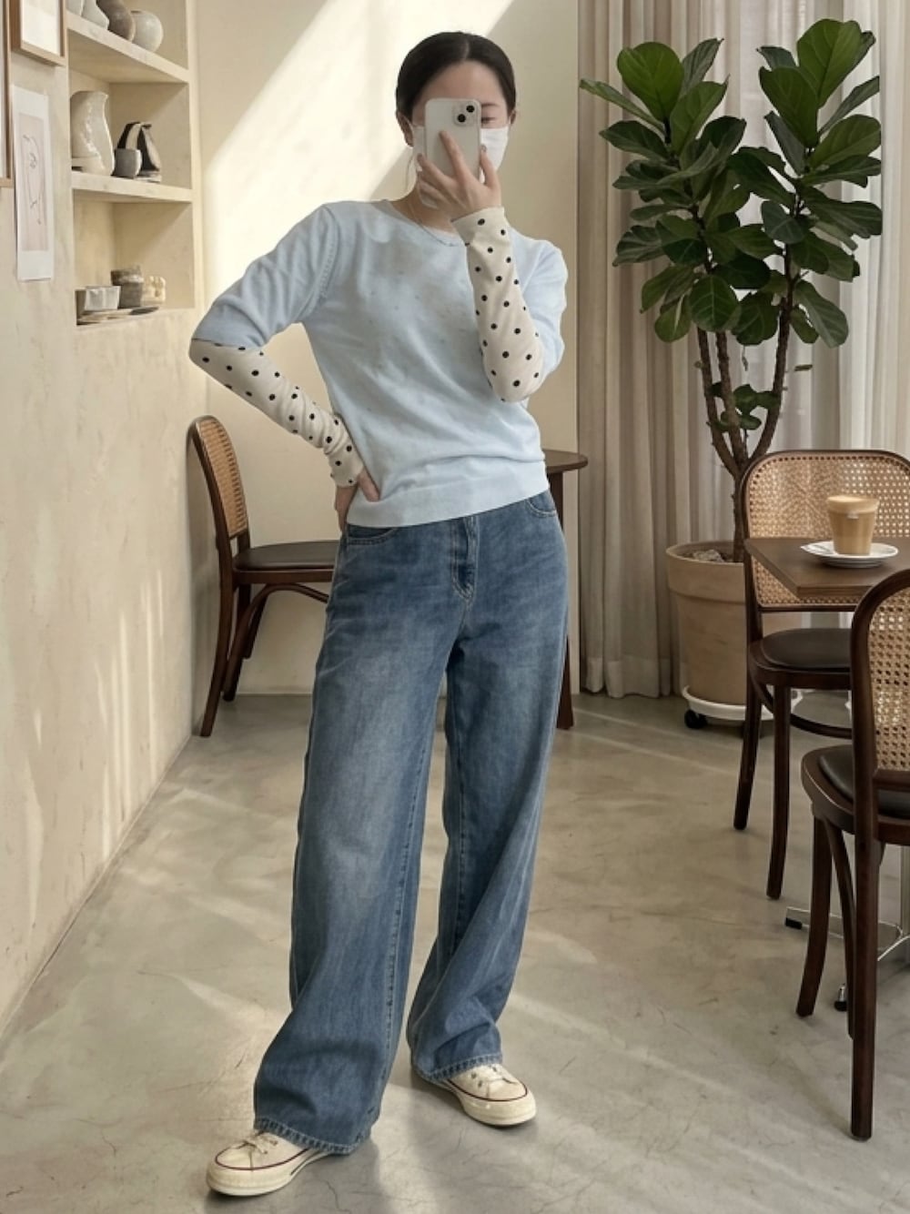 ブルー系のデニムパンツ、グレー系のニット/セーターを着用したレディースの春コーディネートの1枚目の写真