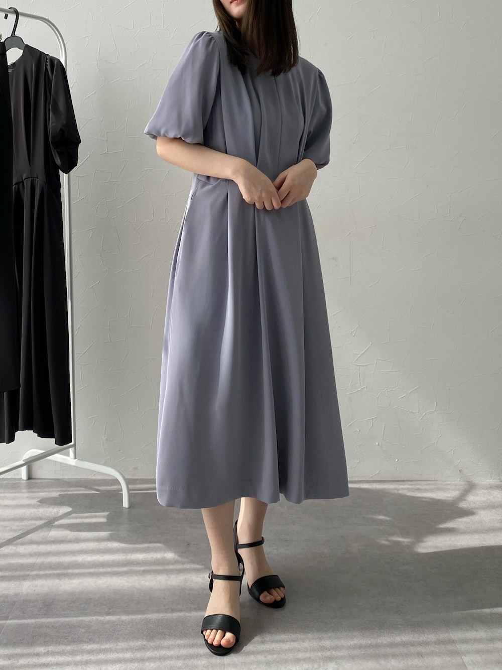 「レディースファッション、レギュラー、スタッフ、夏コーデ、働く服、25夏イベントコーデ_レディース」｜「7days Life Stylingの美極とろみ素材メタルパーツボリューム袖タックワンピース(しわになりにくい・洗濯機OK)（ワンピース、グレー系）」を使った、nさん（レディース・157cm）の夏コーディネートの1枚目の写真
